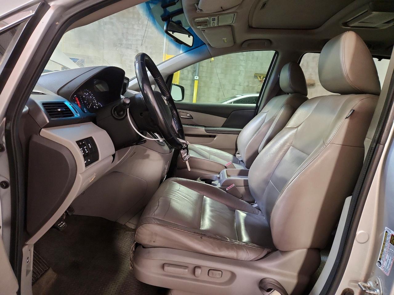 2012 Honda Odyssey Touring Silver vin: 5FNRL5H95CB114323