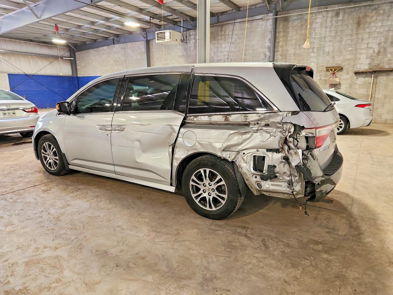 2012 Honda Odyssey Touring Silver vin: 5FNRL5H95CB114323