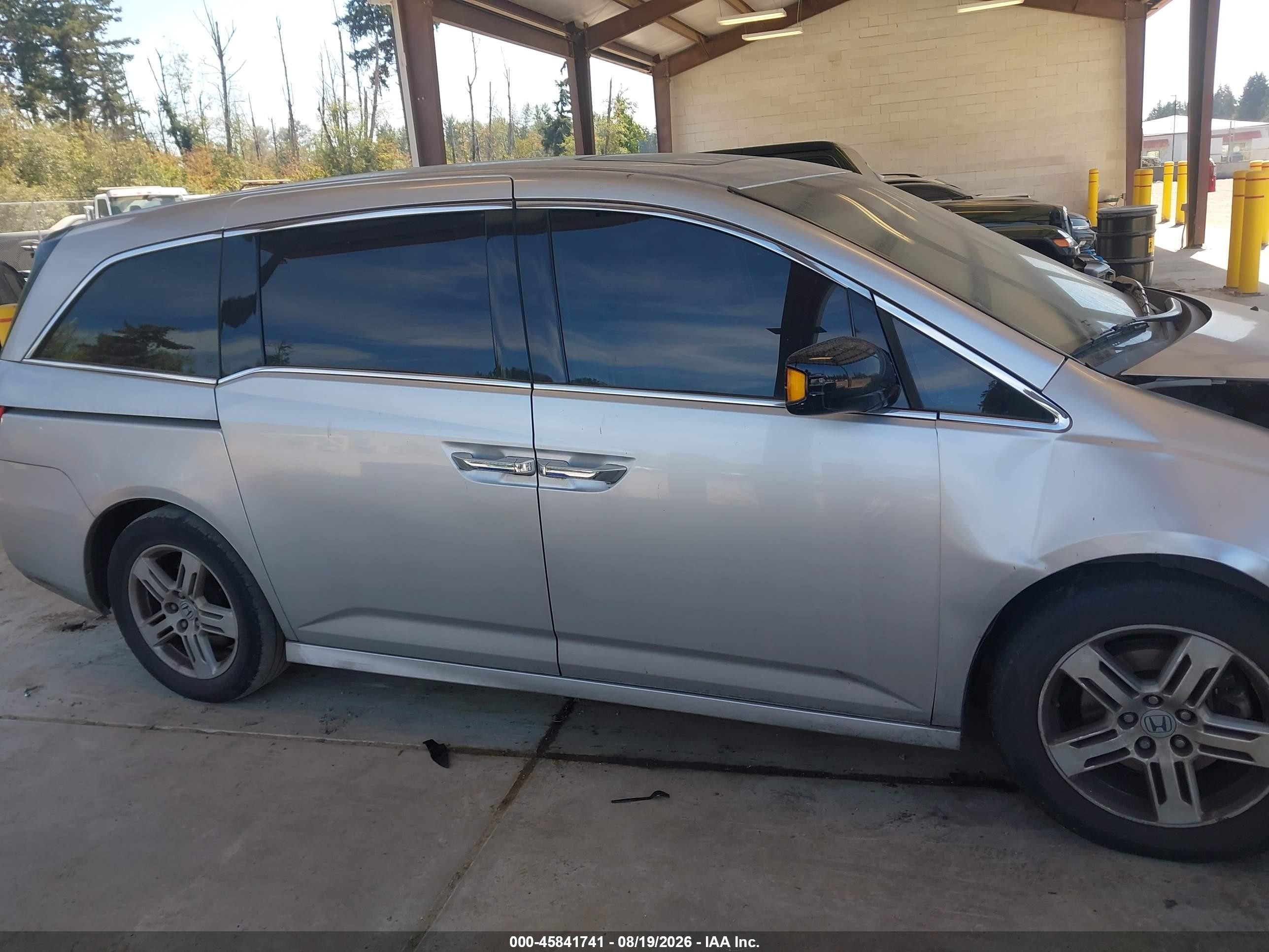 2013 Honda Odyssey Touring/touring Elite Silver vin: 5FNRL5H95DB022615