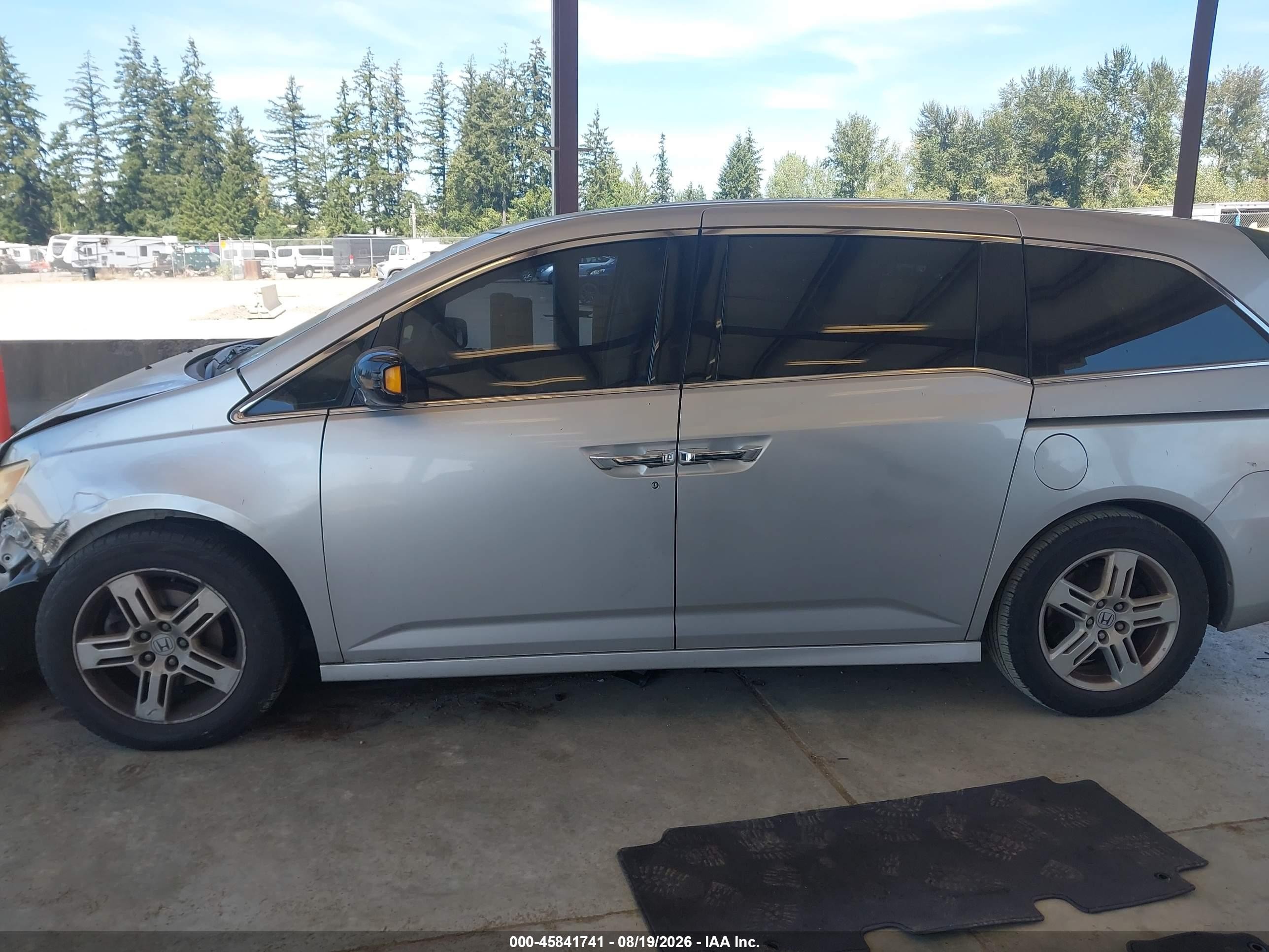 2013 Honda Odyssey Touring/touring Elite Silver vin: 5FNRL5H95DB022615