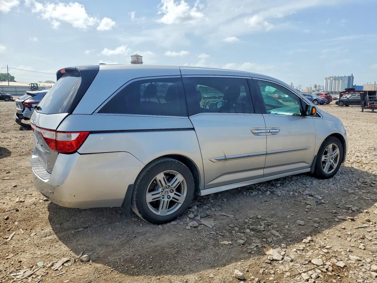 2013 Honda Odyssey Touring Silver vin: 5FNRL5H95DB089926