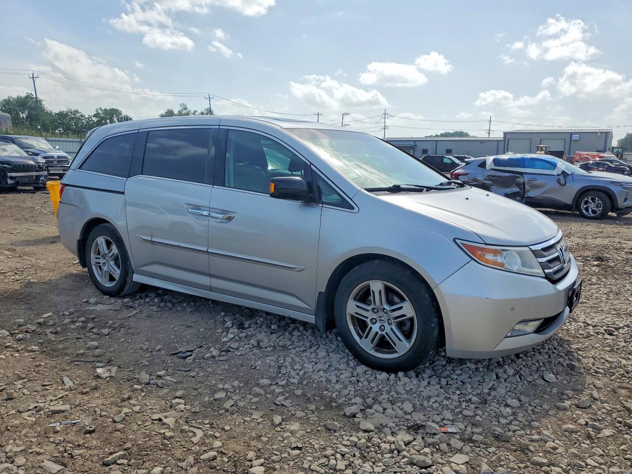 2013 Honda Odyssey Touring Silver vin: 5FNRL5H95DB089926