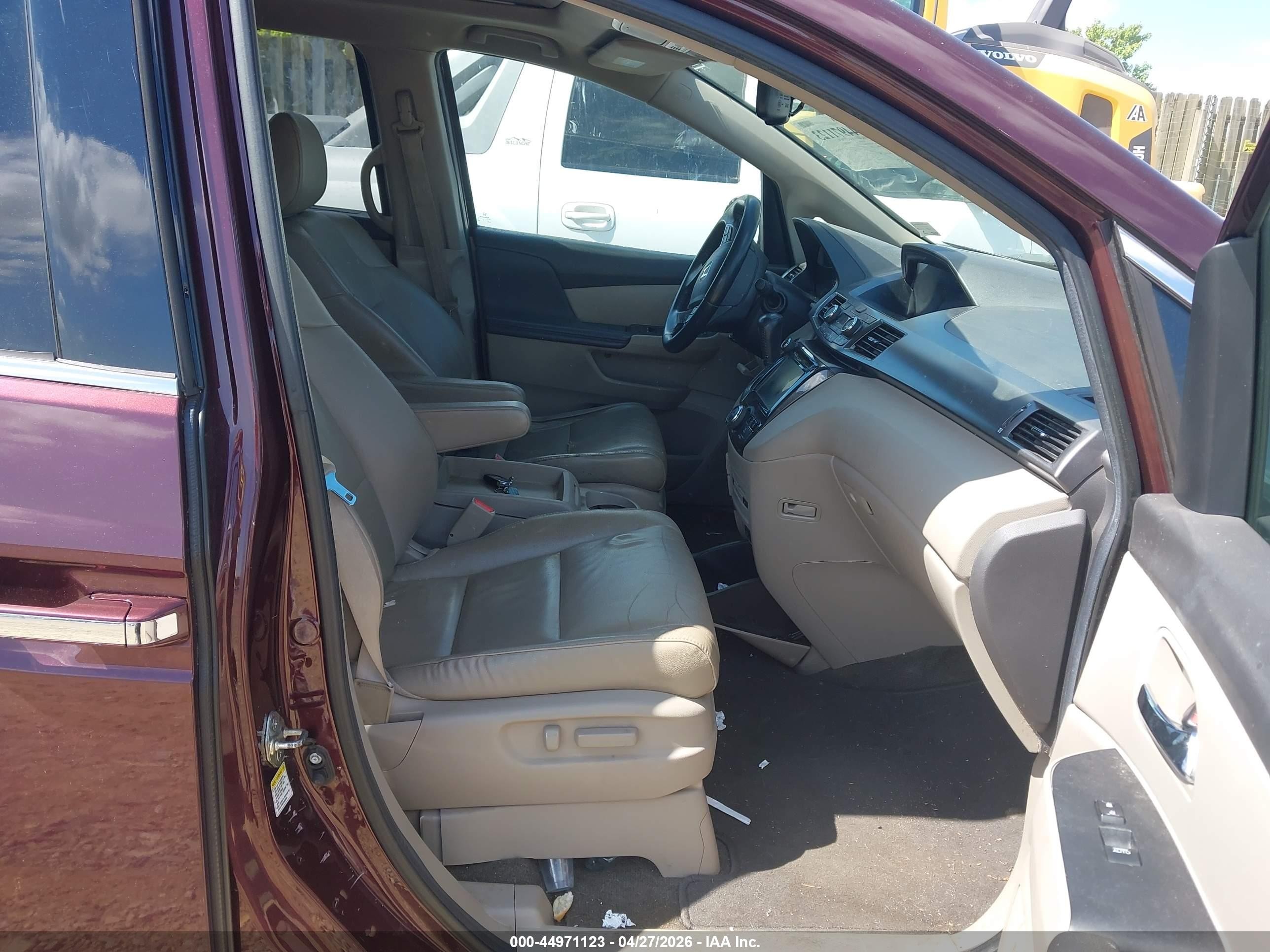 2014 Honda Odyssey Touring/touring Elite Maroon vin: 5FNRL5H95EB040792