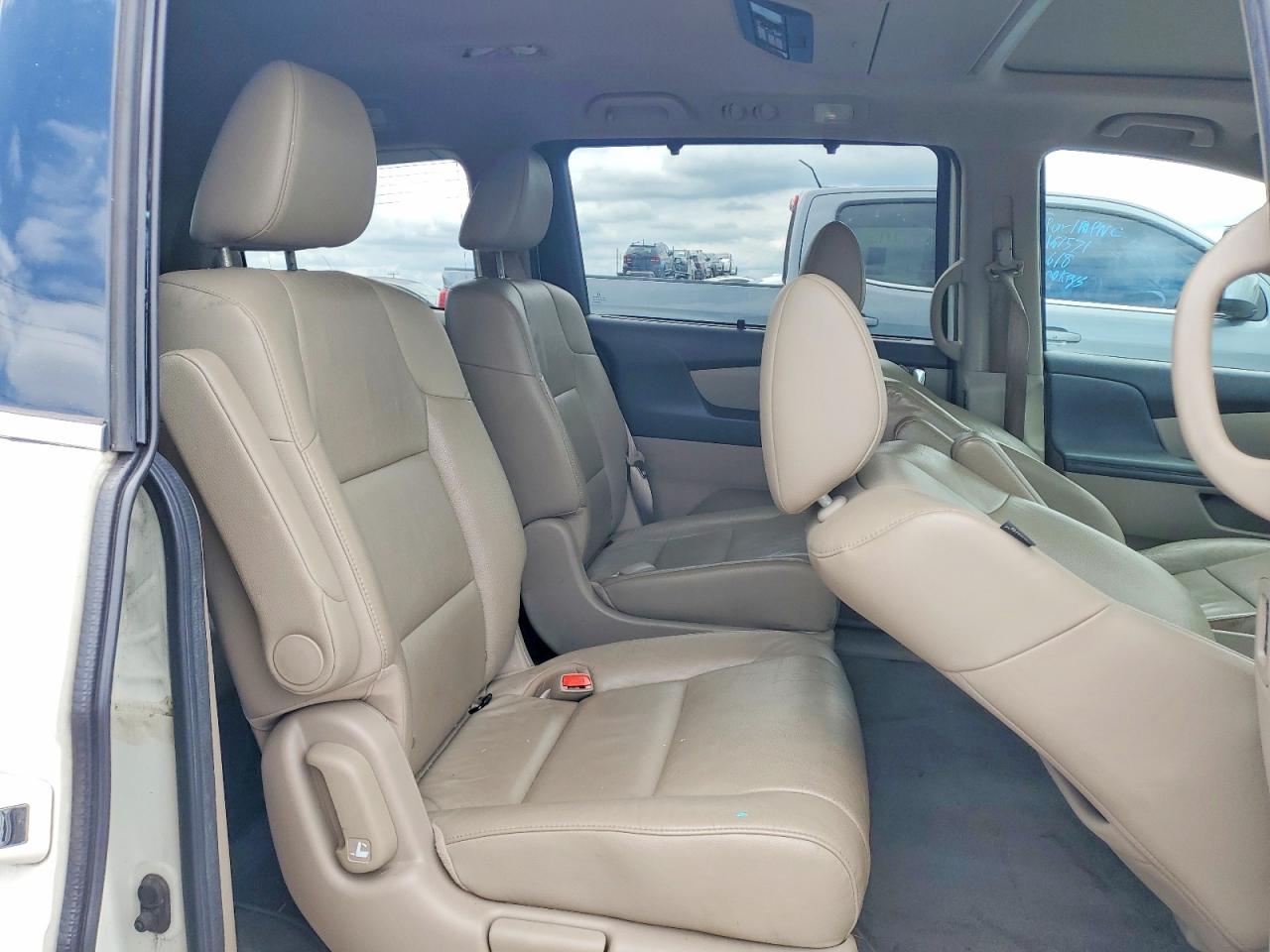 2014 Honda Odyssey Touring White vin: 5FNRL5H95EB059763