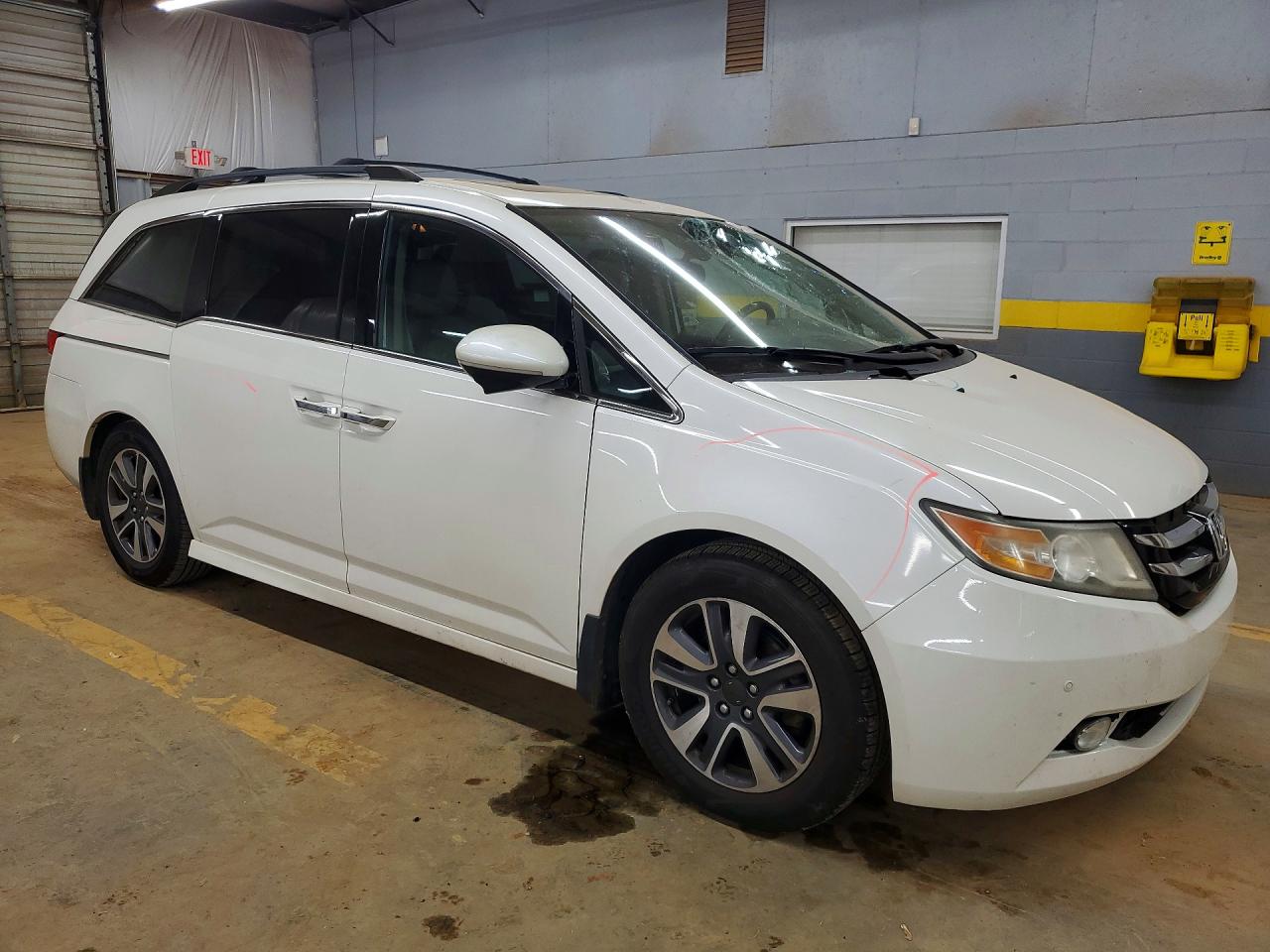 2014 Honda Odyssey Touring White vin: 5FNRL5H95EB126944