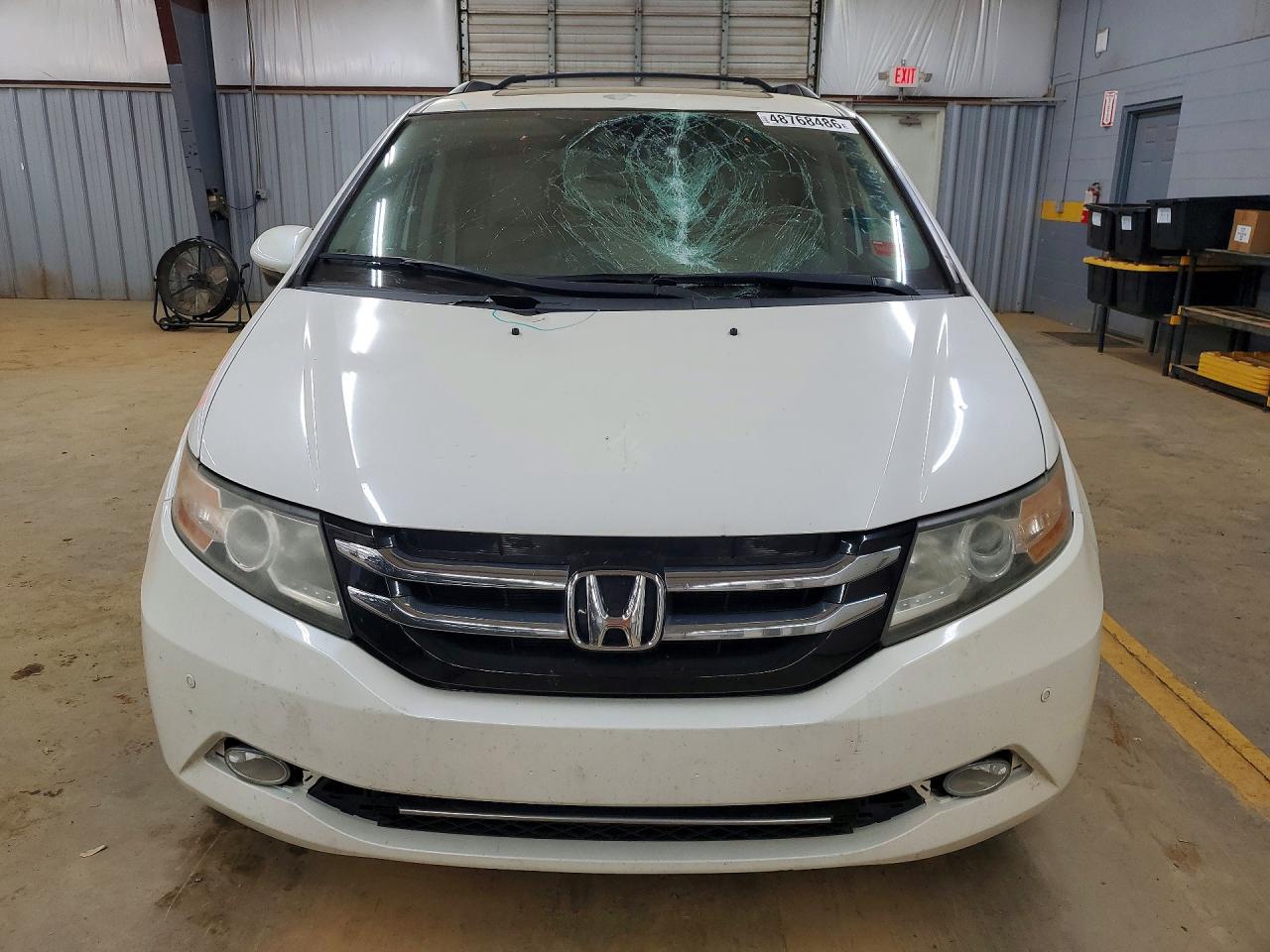 2014 Honda Odyssey Touring White vin: 5FNRL5H95EB126944