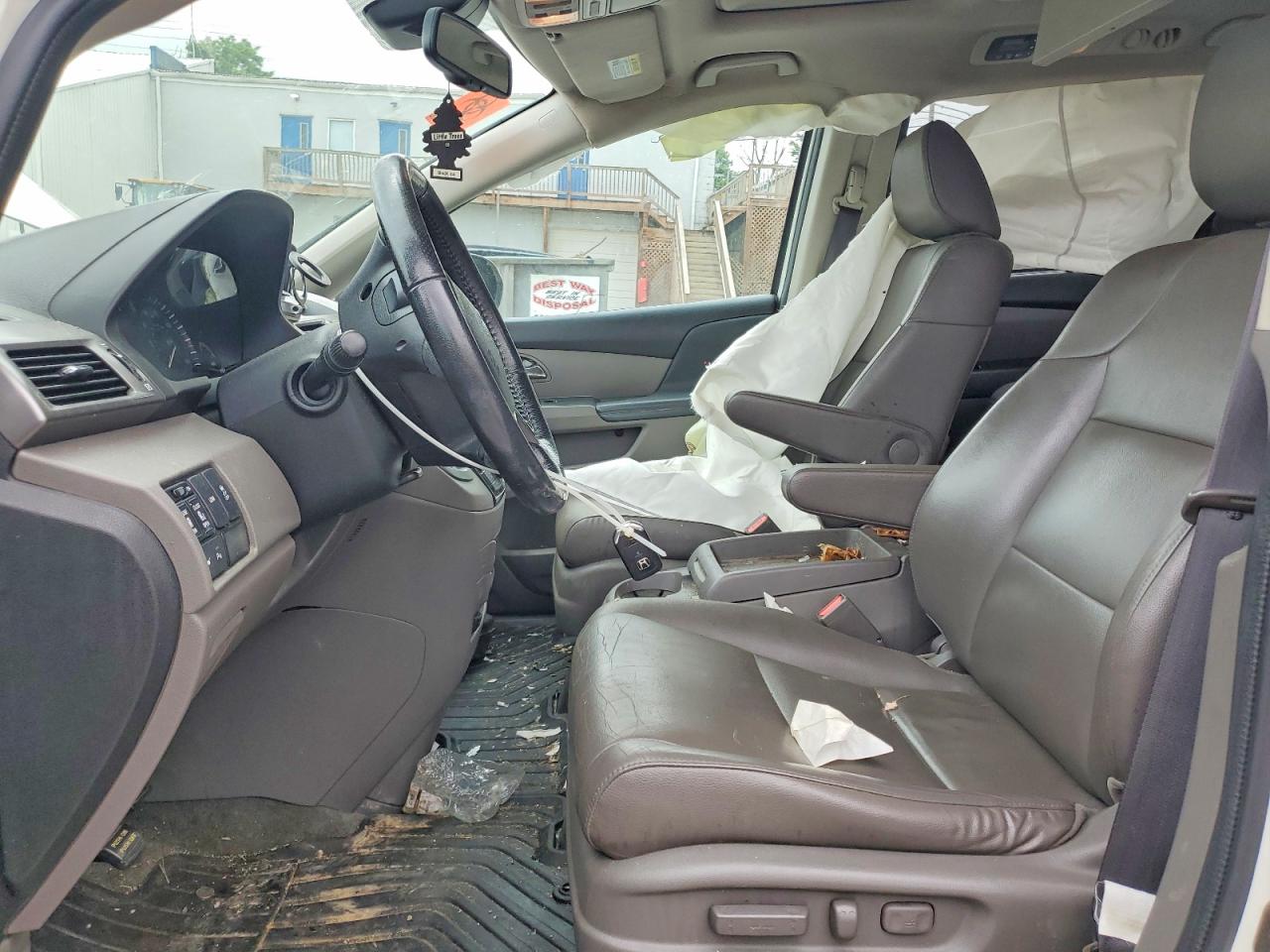 2015 Honda Odyssey Touring White vin: 5FNRL5H95FB028210