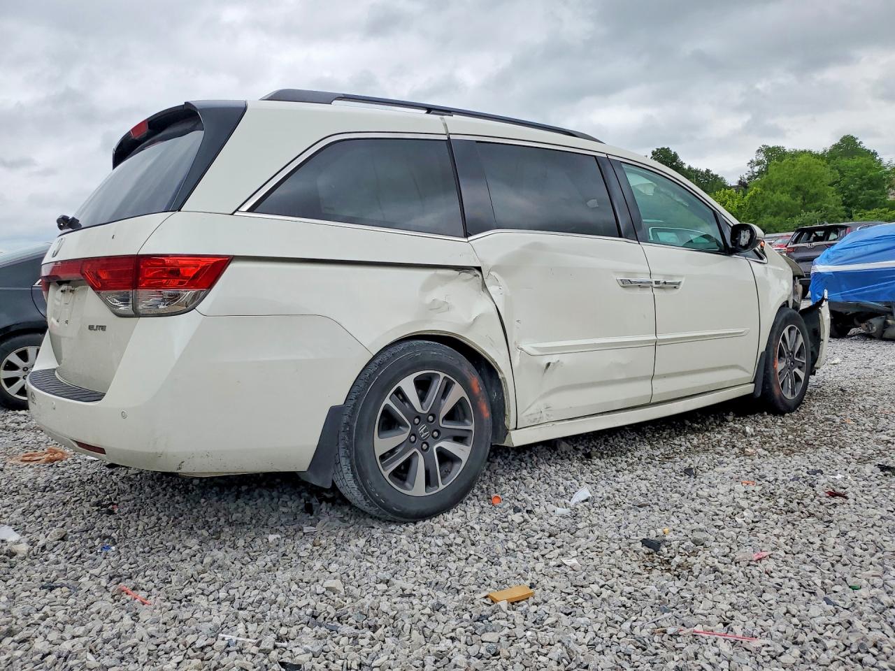 2015 Honda Odyssey Touring White vin: 5FNRL5H95FB028210