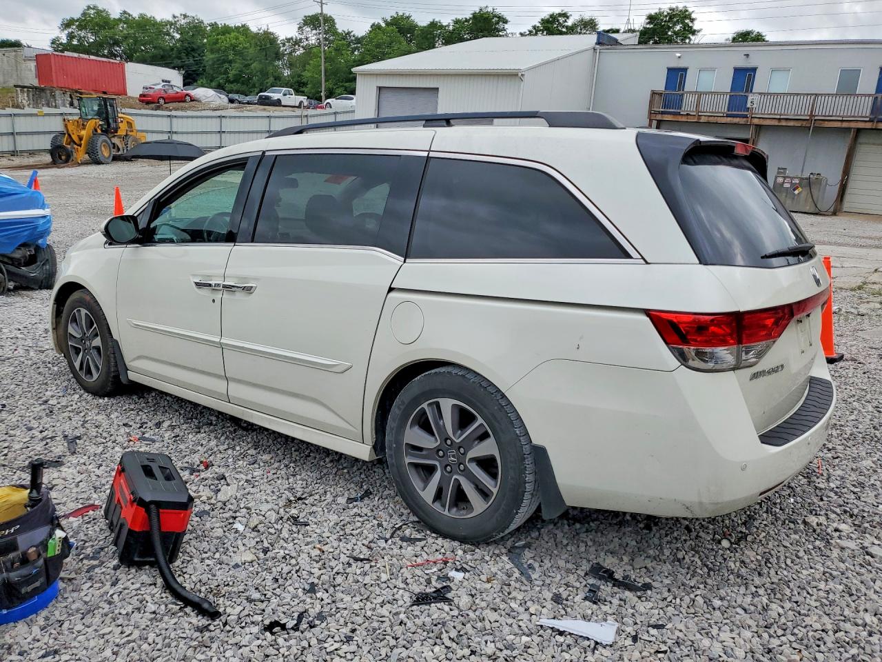 2015 Honda Odyssey Touring White vin: 5FNRL5H95FB028210