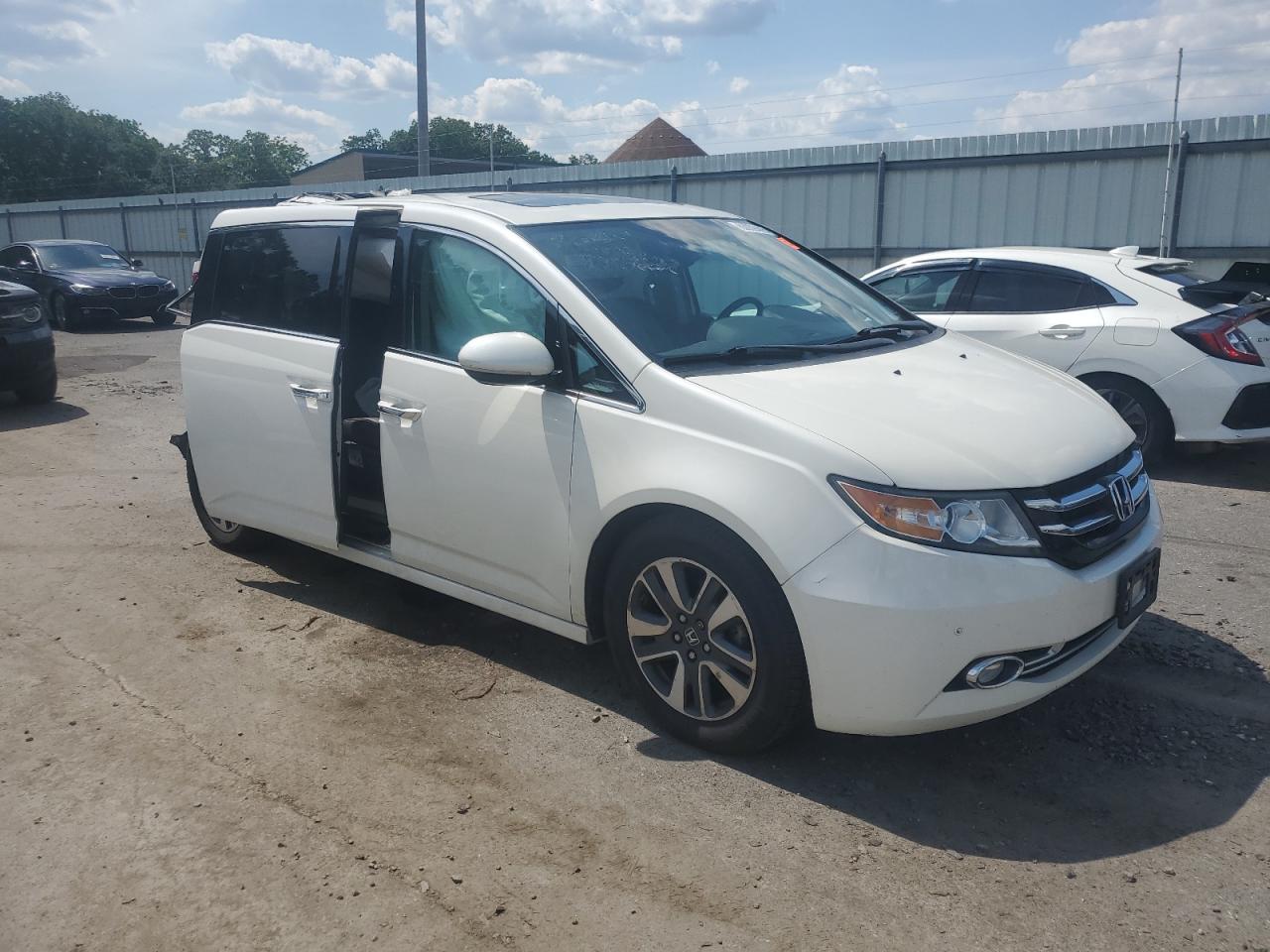 2015 Honda Odyssey Touring Белый vin: 5FNRL5H95FB045945