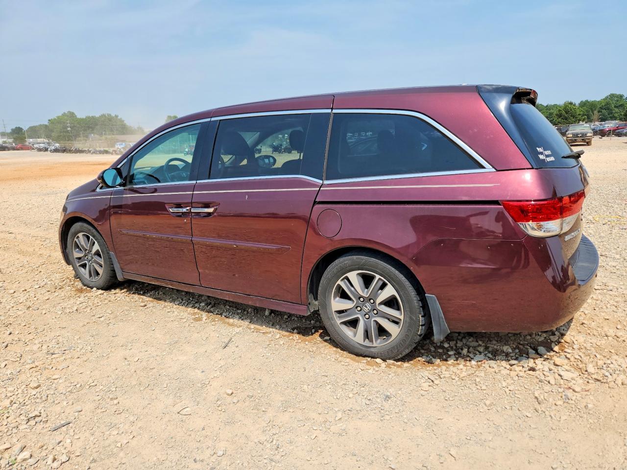 2015 Honda Odyssey Touring Burgundy vin: 5FNRL5H95FB082395