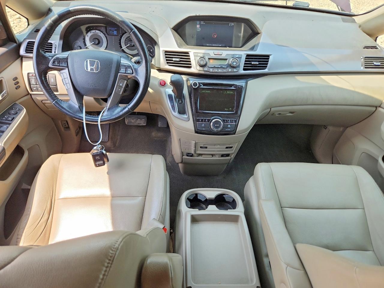 2015 Honda Odyssey Touring Burgundy vin: 5FNRL5H95FB082395