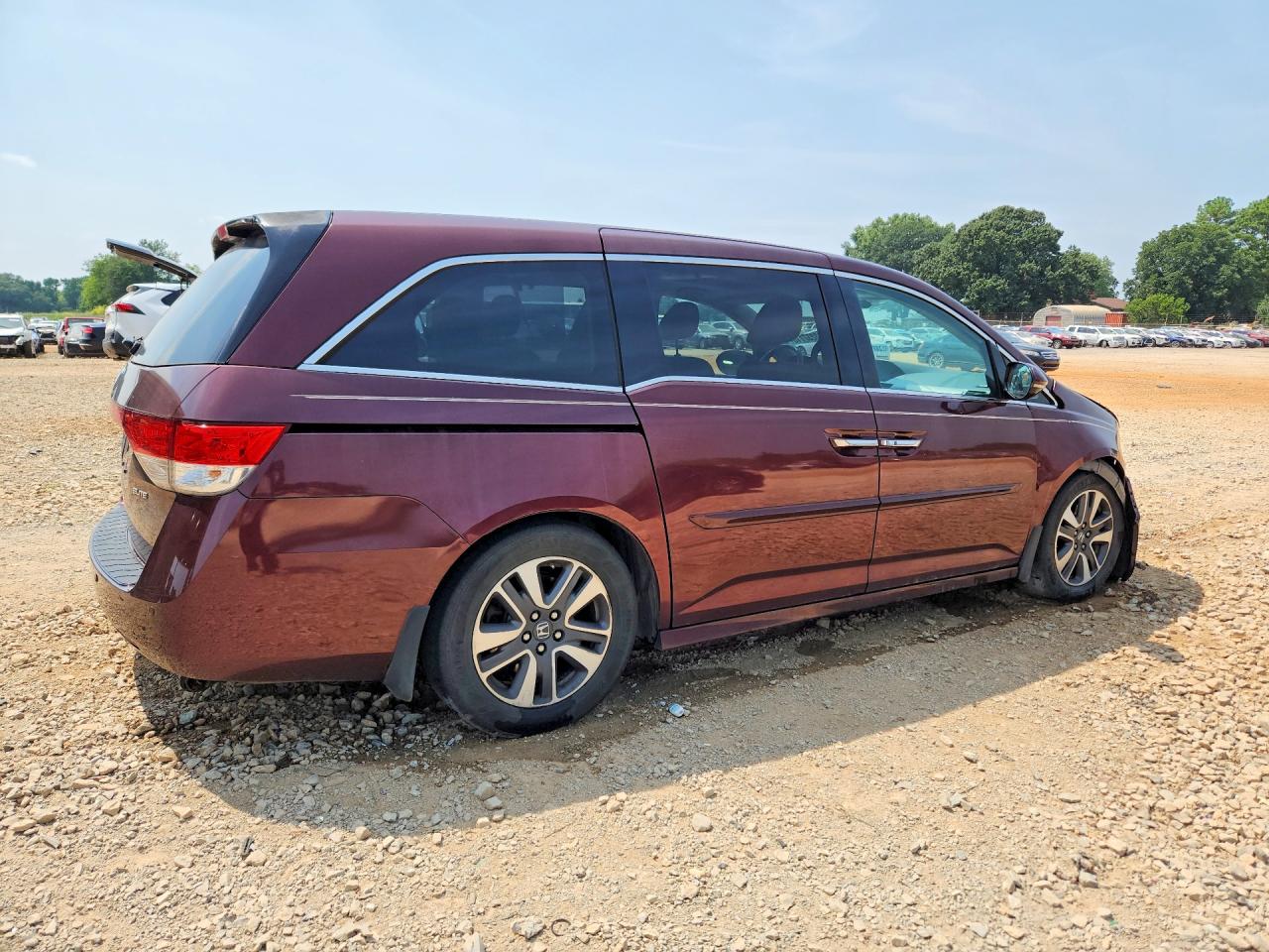 2015 Honda Odyssey Touring Burgundy vin: 5FNRL5H95FB082395