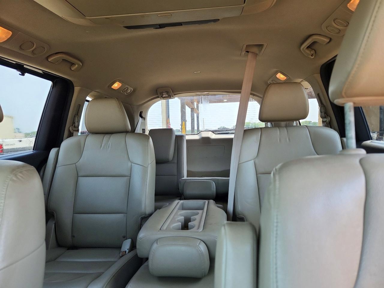 2015 Honda Odyssey Touring Burgundy vin: 5FNRL5H95FB082395