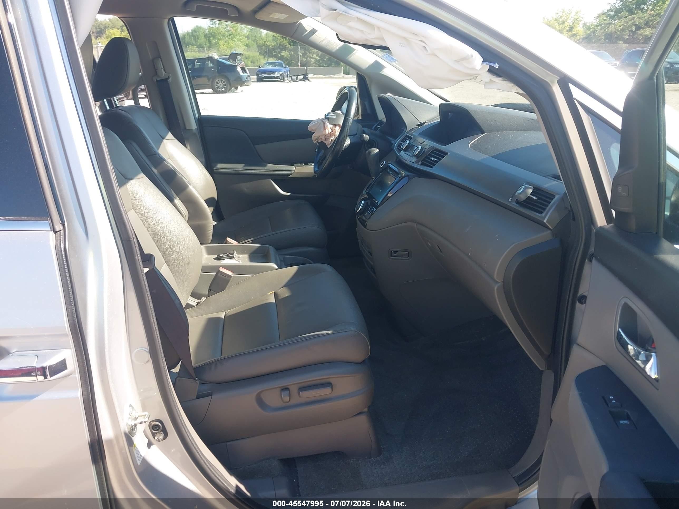 2015 Honda Odyssey Touring/touring Elite Silver vin: 5FNRL5H95FB098239