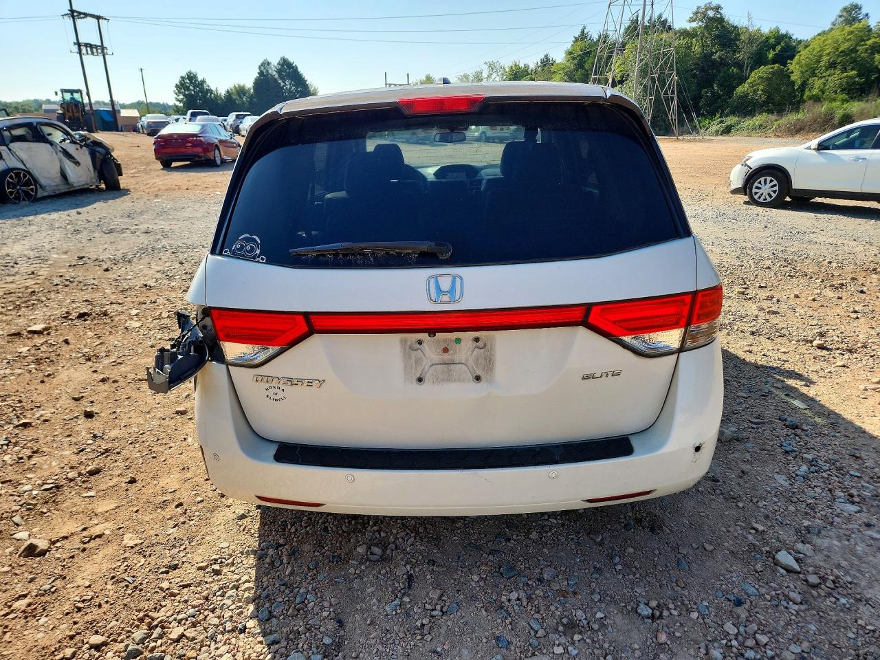 2015 Honda Odyssey Touring White vin: 5FNRL5H95FB122832