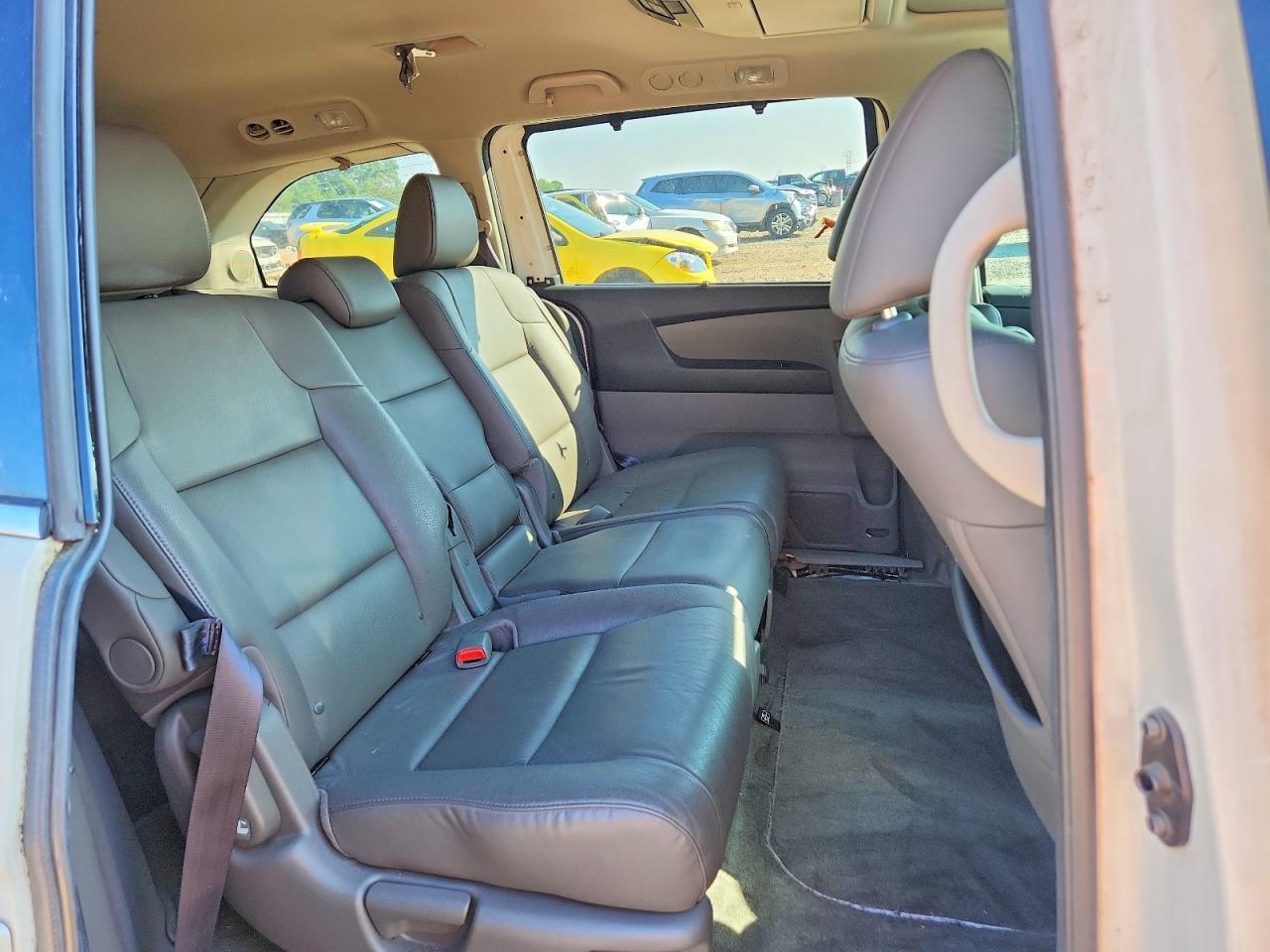 2015 Honda Odyssey Touring White vin: 5FNRL5H95FB122832