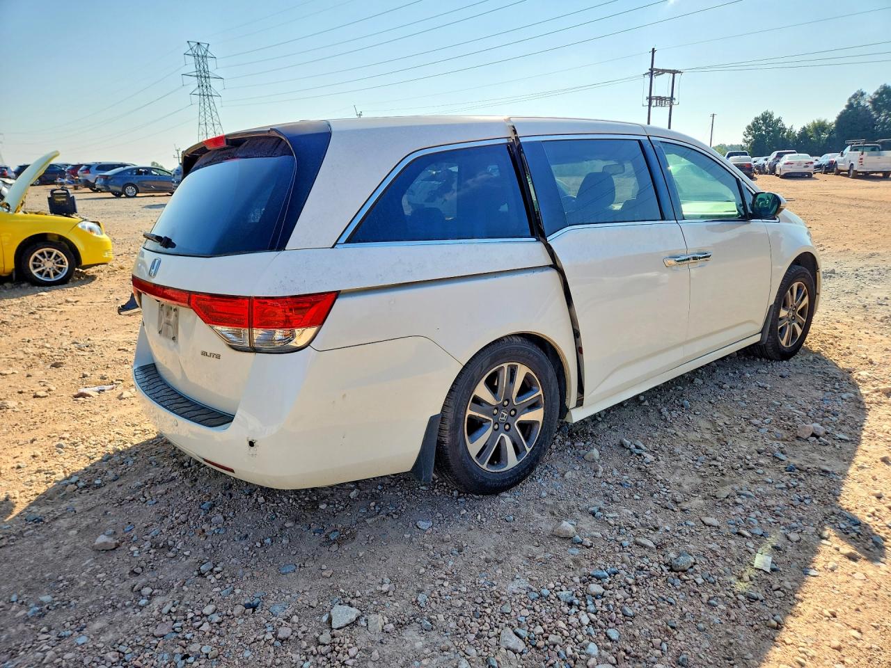 2015 Honda Odyssey Touring White vin: 5FNRL5H95FB122832