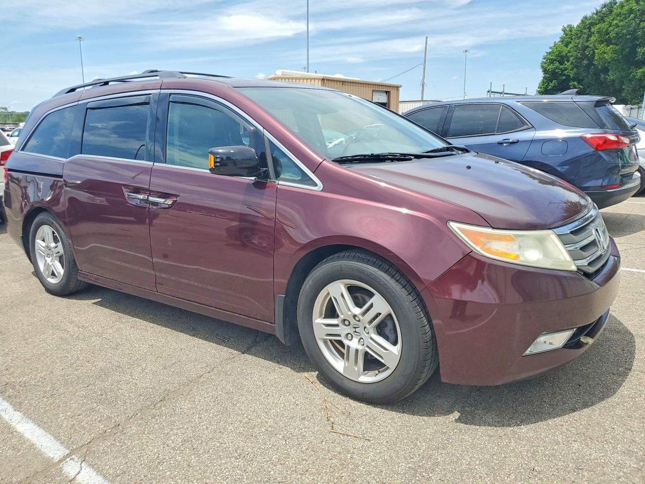 2013 Honda Odyssey Touring Burgundy vin: 5FNRL5H96DB059513