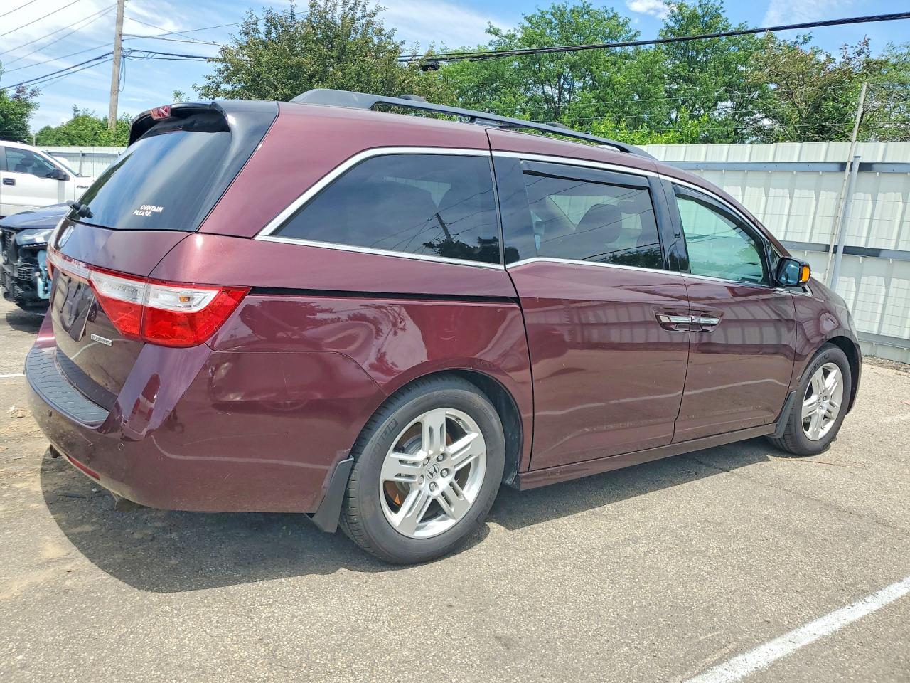2013 Honda Odyssey Touring Burgundy vin: 5FNRL5H96DB059513
