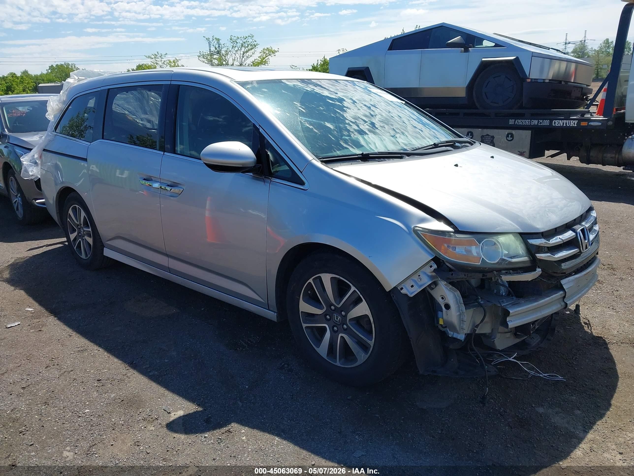 2014 Honda Odyssey Touring/touring Elite Silver vin: 5FNRL5H96EB120280