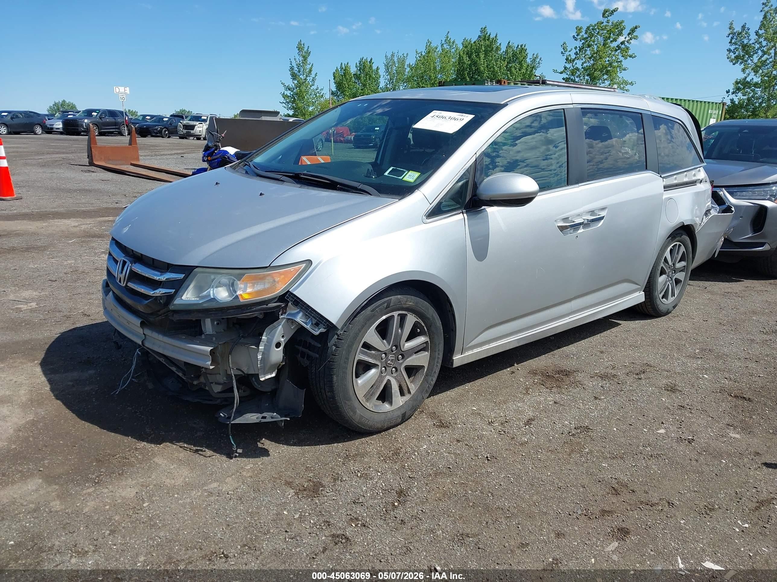 2014 Honda Odyssey Touring/touring Elite Silver vin: 5FNRL5H96EB120280