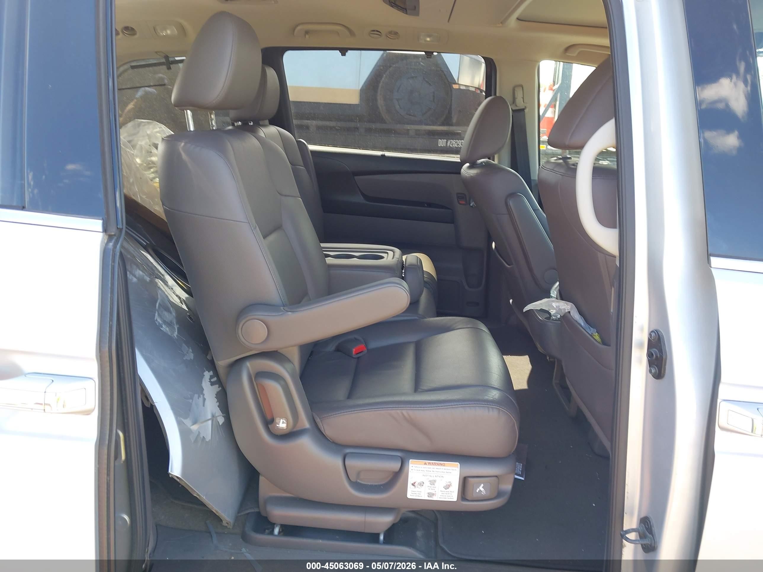 2014 Honda Odyssey Touring/touring Elite Silver vin: 5FNRL5H96EB120280