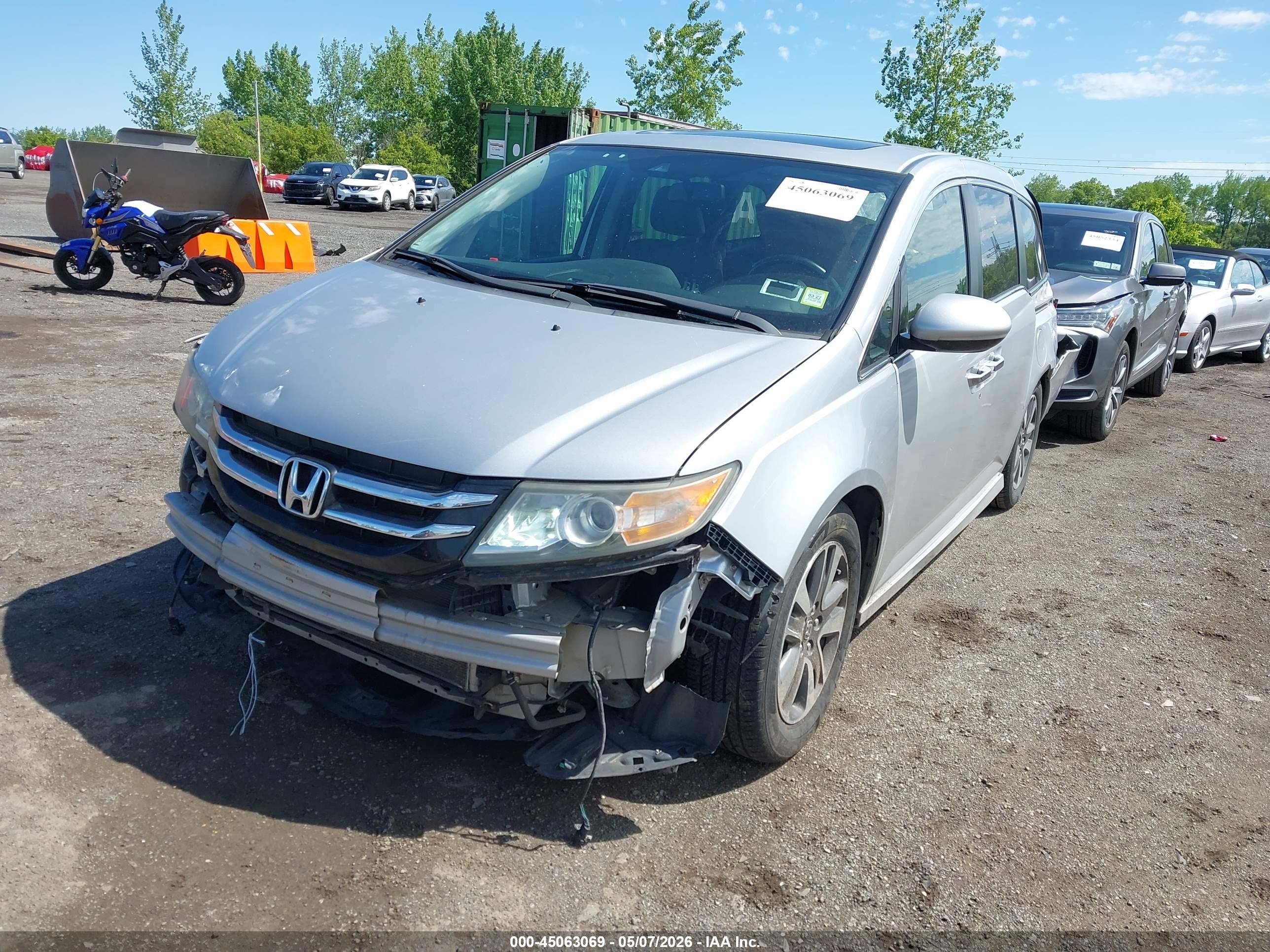 2014 Honda Odyssey Touring/touring Elite Silver vin: 5FNRL5H96EB120280
