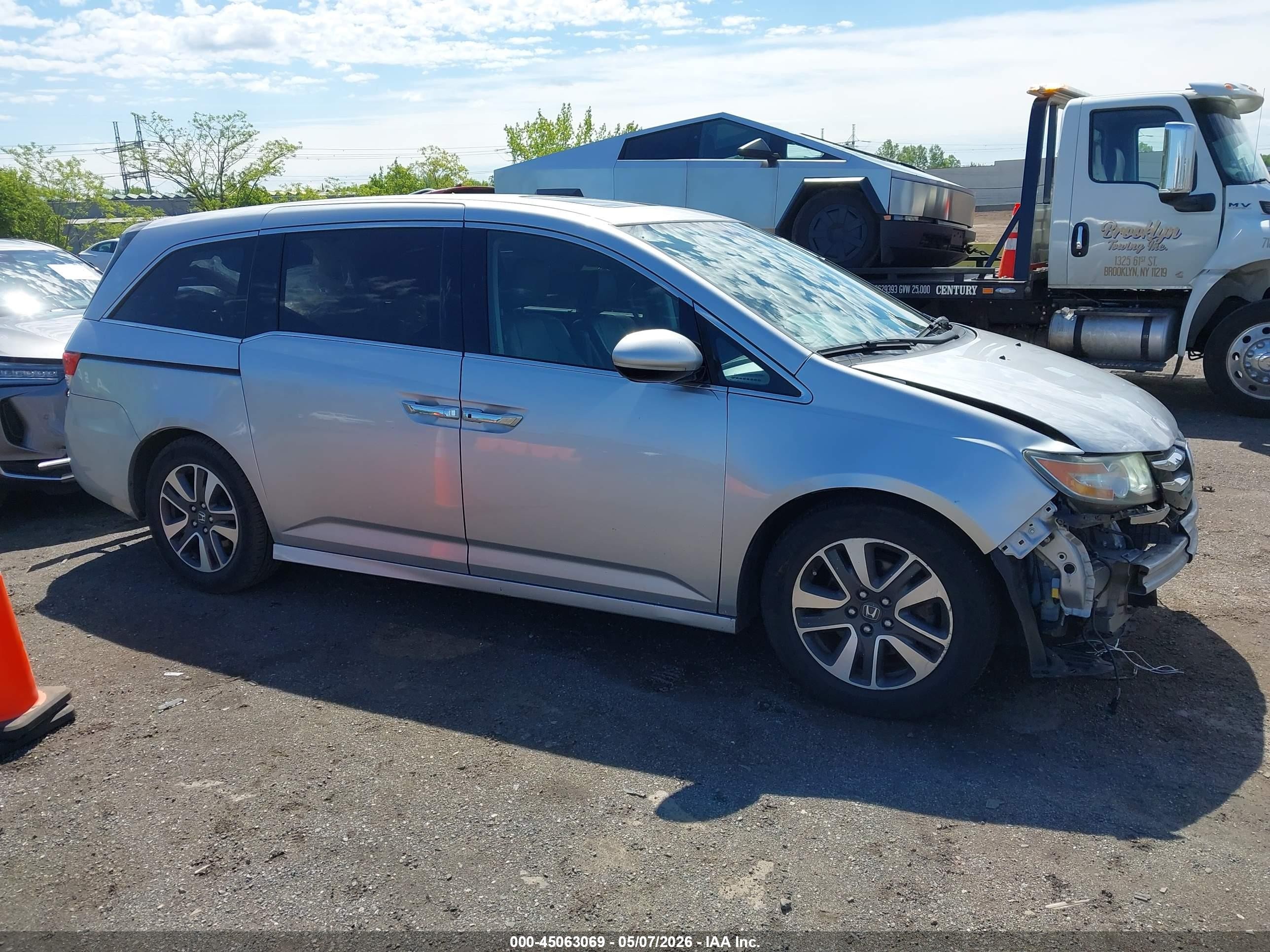 2014 Honda Odyssey Touring/touring Elite Silver vin: 5FNRL5H96EB120280
