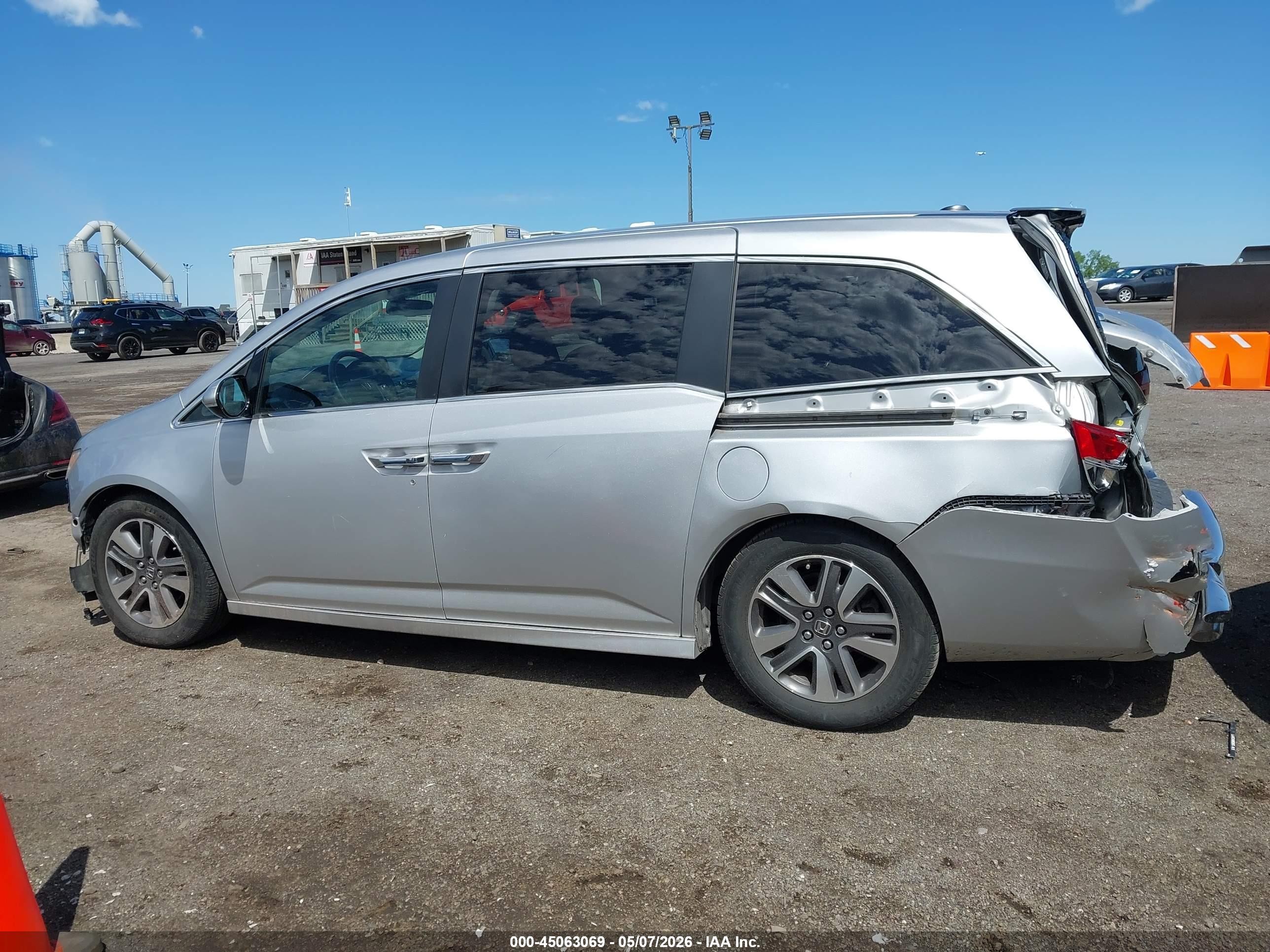 2014 Honda Odyssey Touring/touring Elite Silver vin: 5FNRL5H96EB120280