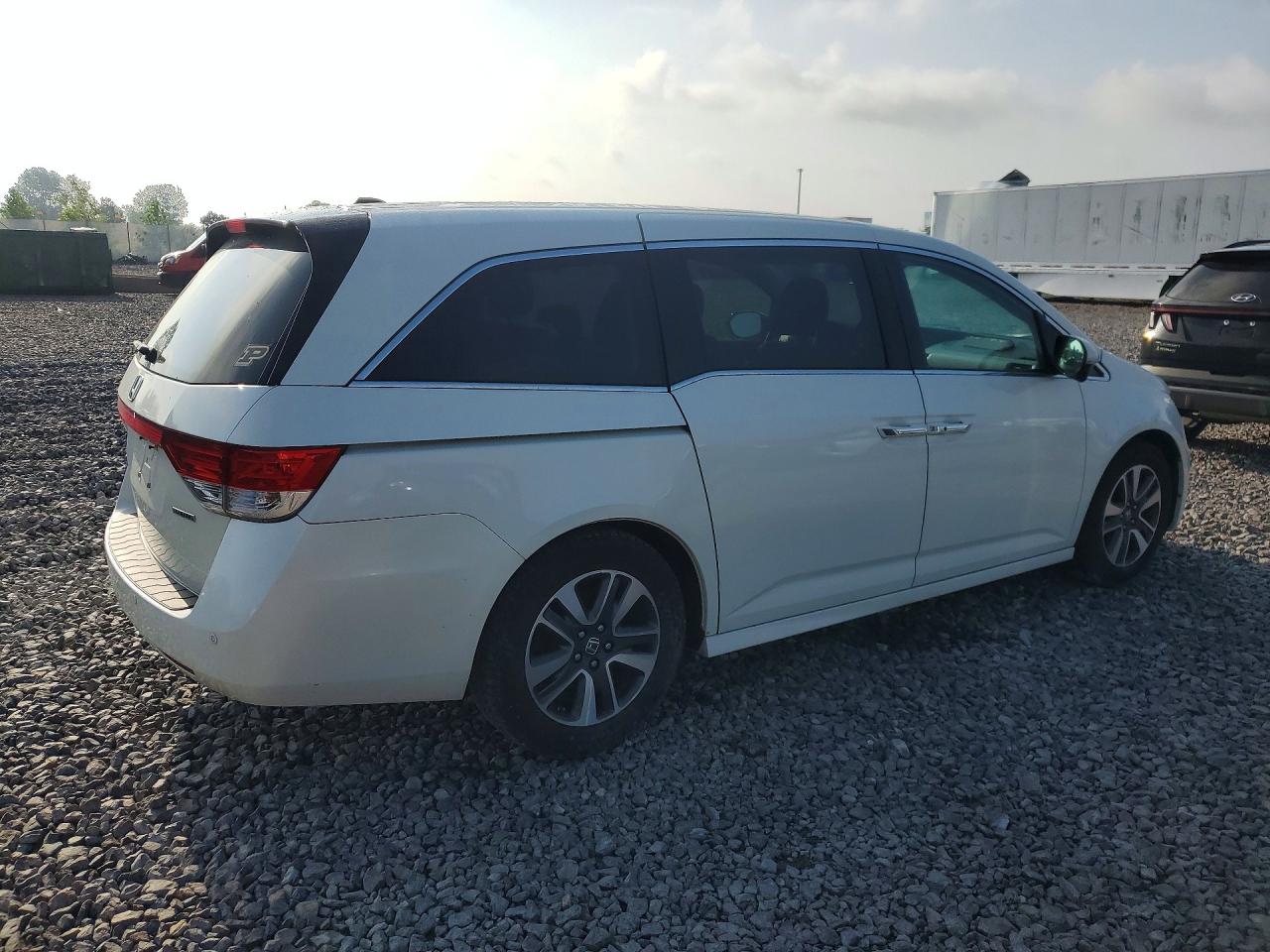 2015 Honda Odyssey Touring White vin: 5FNRL5H96FB020696