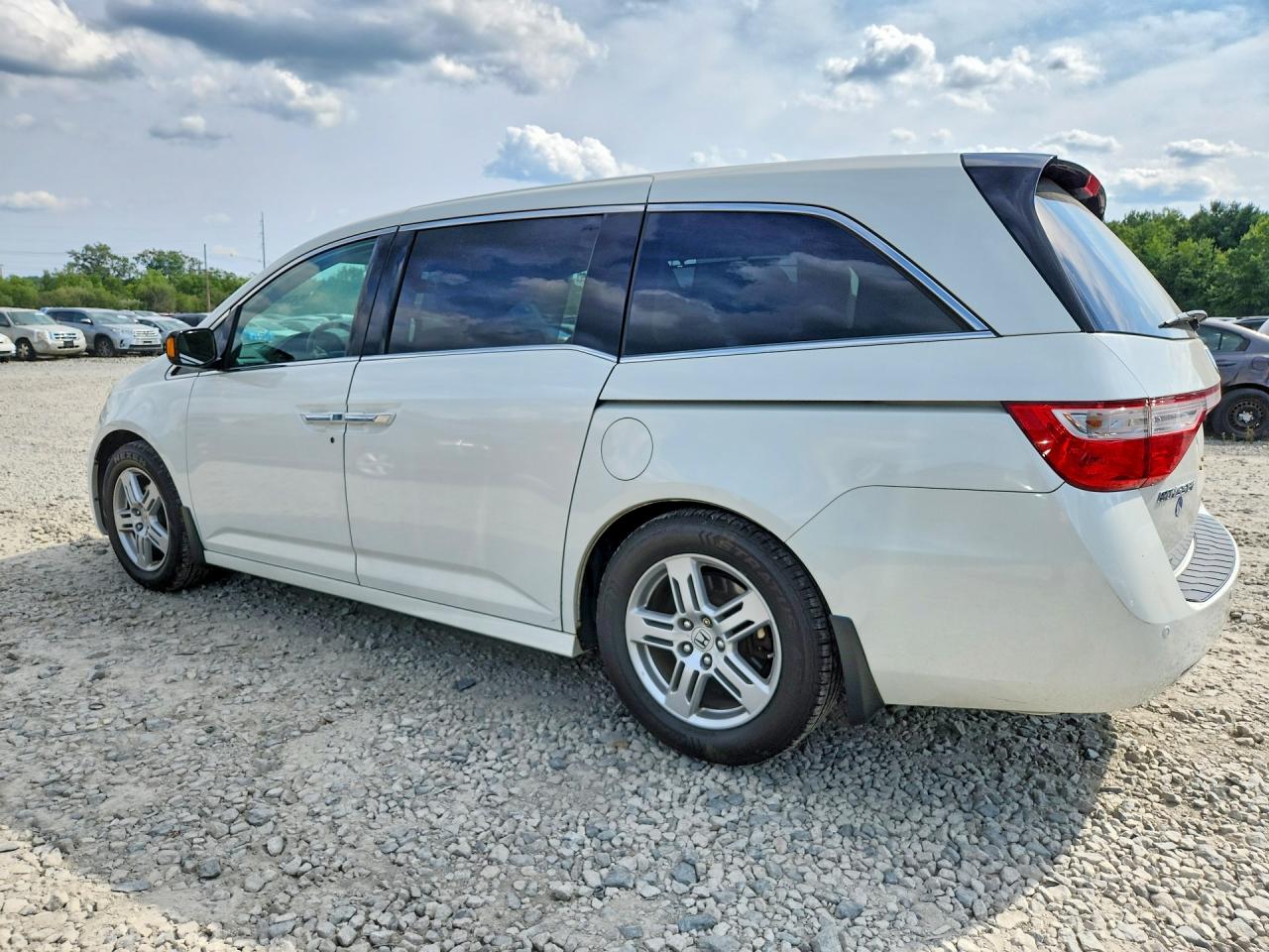 2013 Honda Odyssey Touring White vin: 5FNRL5H97DB040596
