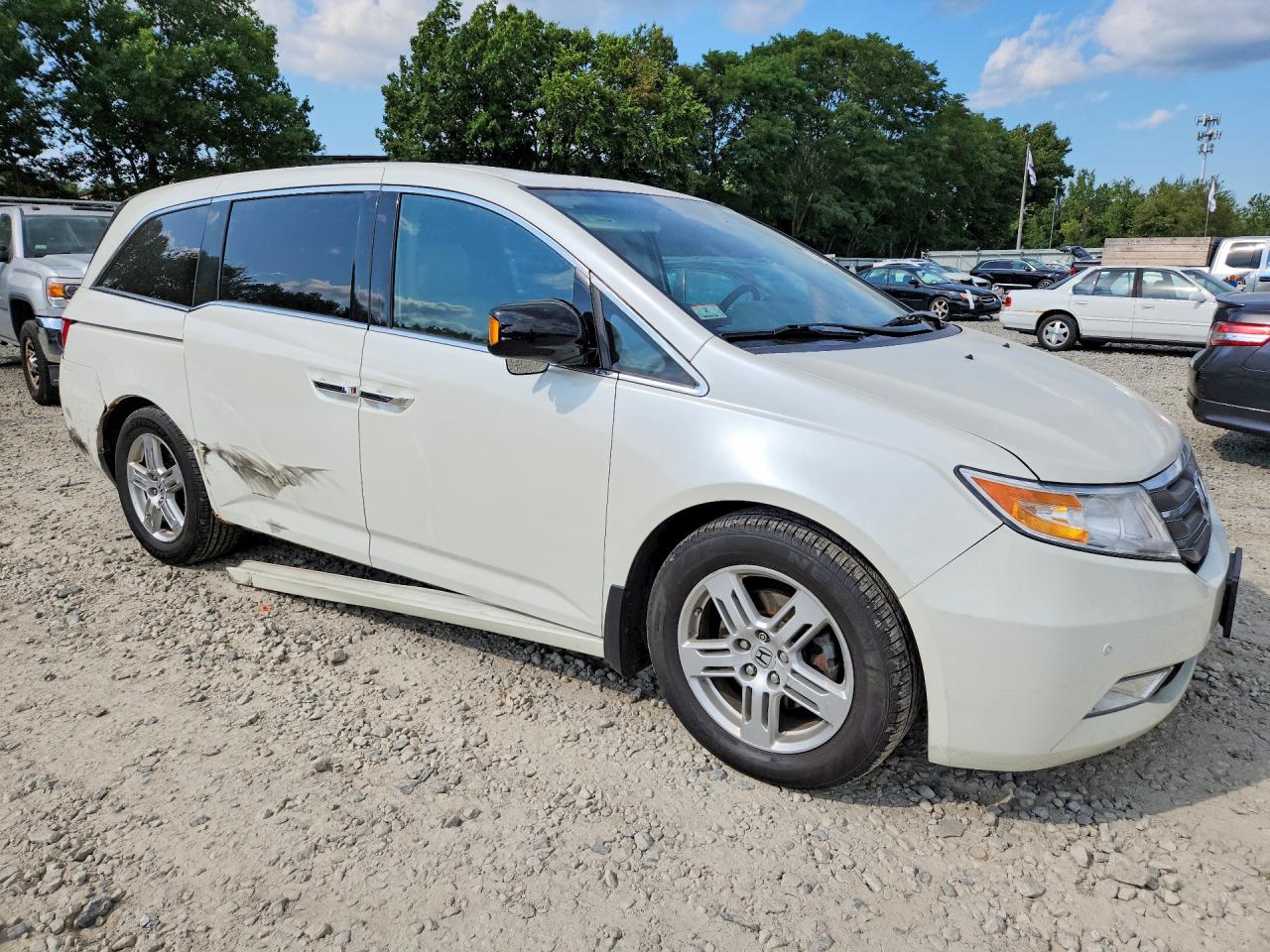 2013 Honda Odyssey Touring White vin: 5FNRL5H97DB040596