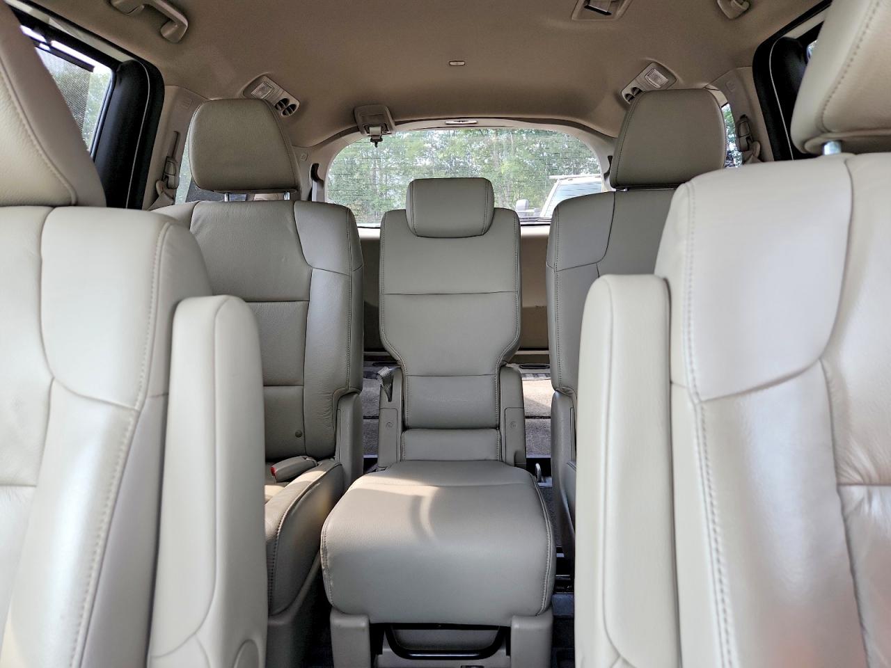 2013 Honda Odyssey Touring White vin: 5FNRL5H97DB040596
