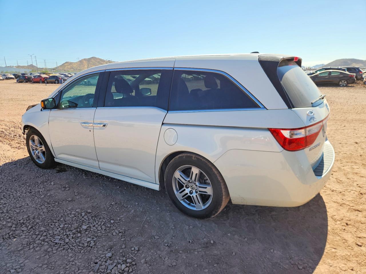 2013 Honda Odyssey Touring White vin: 5FNRL5H97DB073632