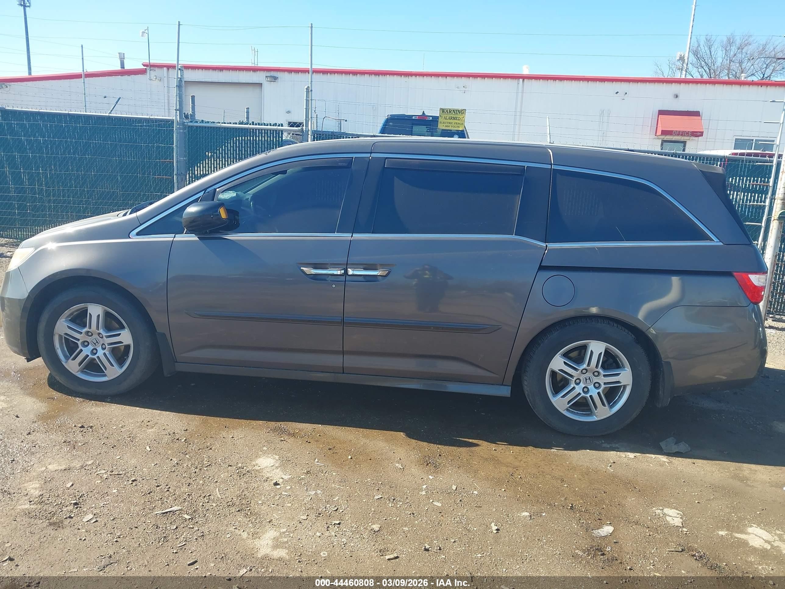 2013 Honda Odyssey Touring/touring Elite Gray vin: 5FNRL5H97DB078619