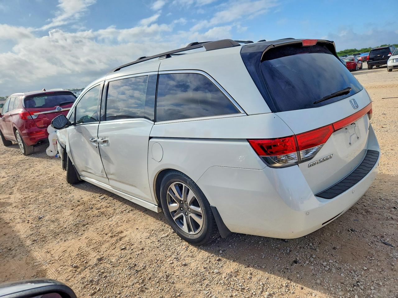 2015 Honda Odyssey Touring White vin: 5FNRL5H97FB033568