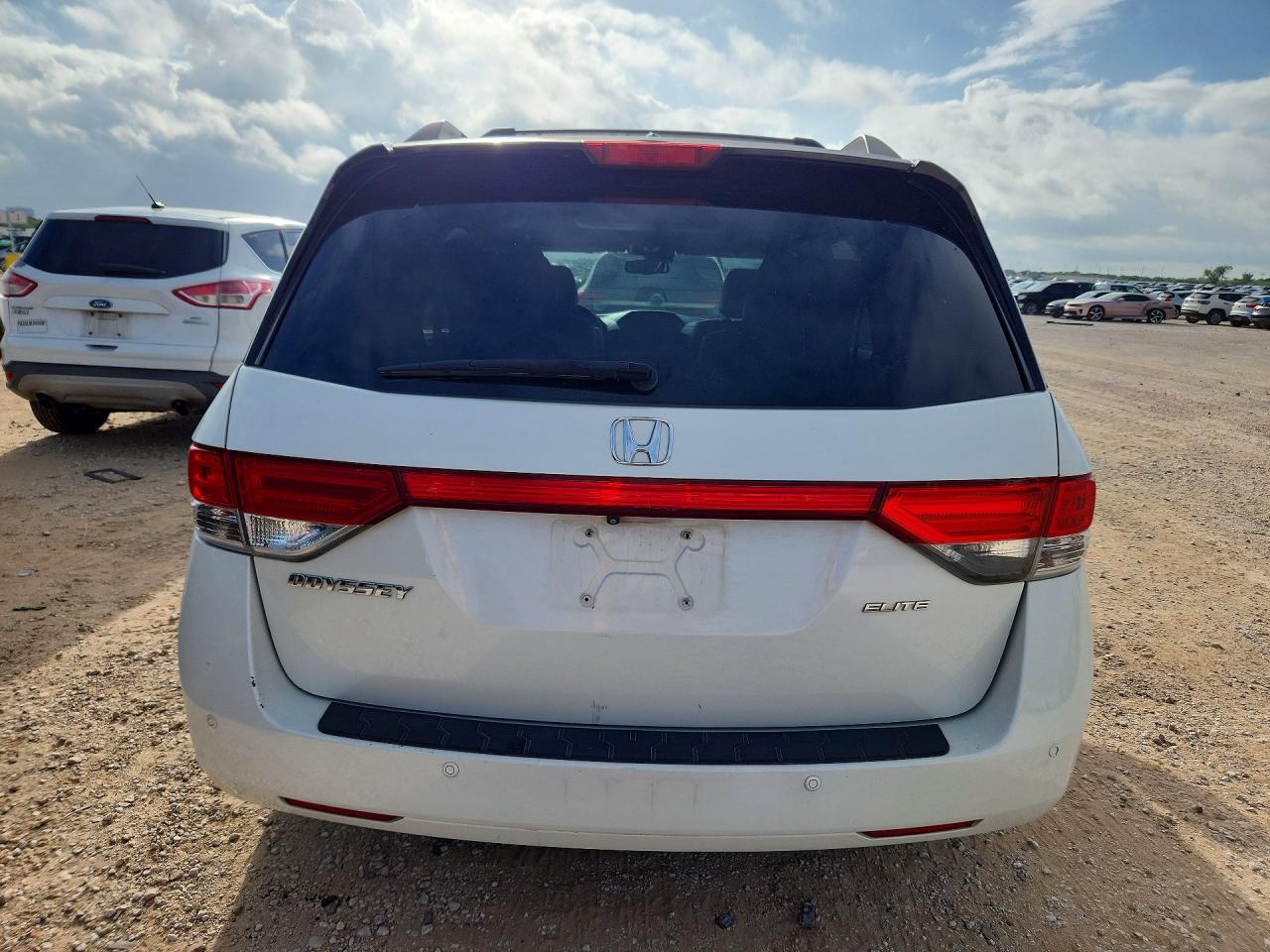 2015 Honda Odyssey Touring White vin: 5FNRL5H97FB033568