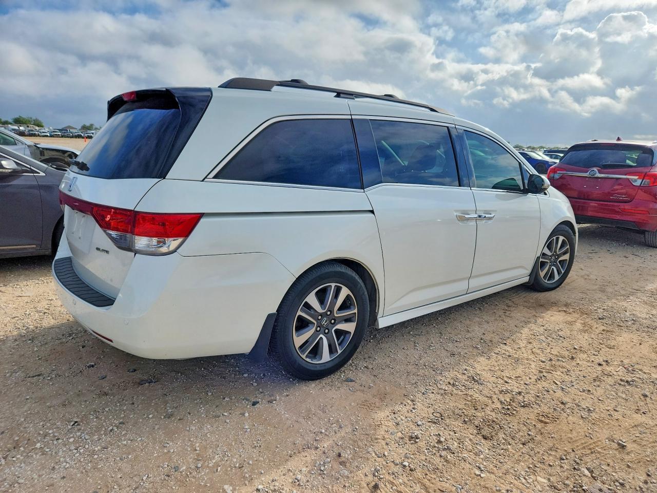 2015 Honda Odyssey Touring White vin: 5FNRL5H97FB033568