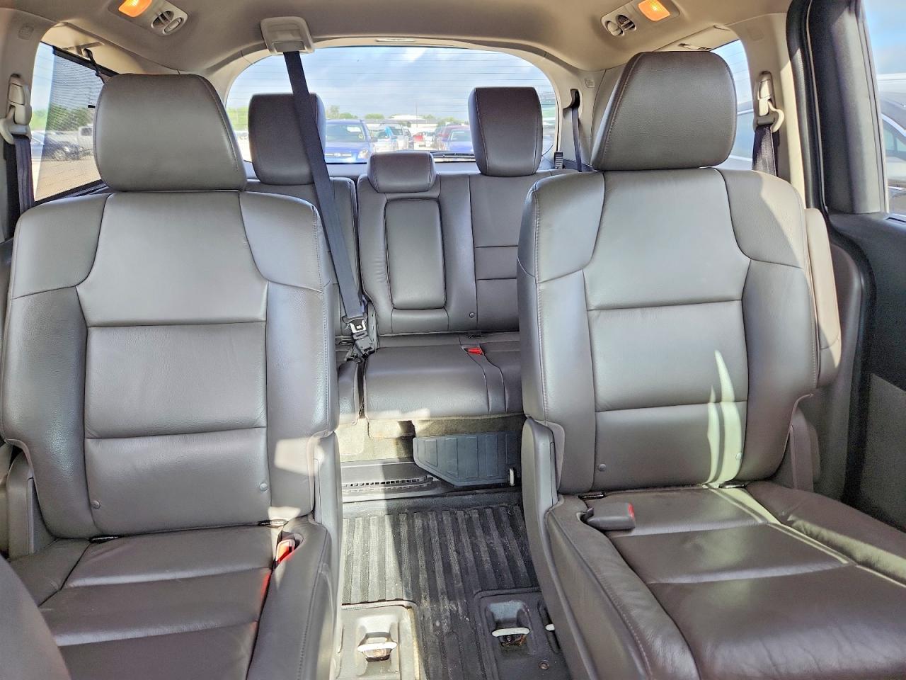 2015 Honda Odyssey Touring White vin: 5FNRL5H97FB033568
