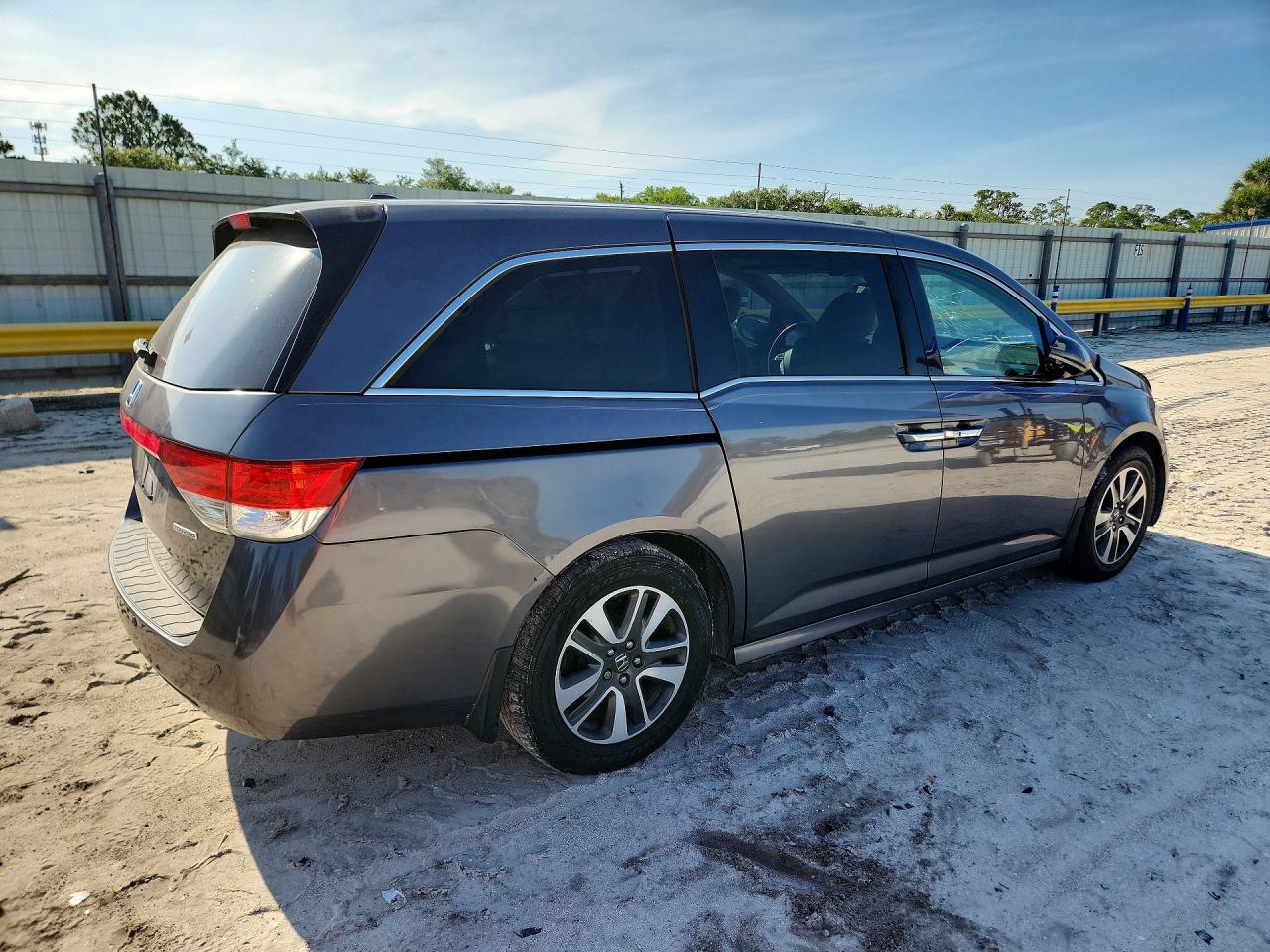 2015 Honda Odyssey Touring Gray vin: 5FNRL5H97FB070152