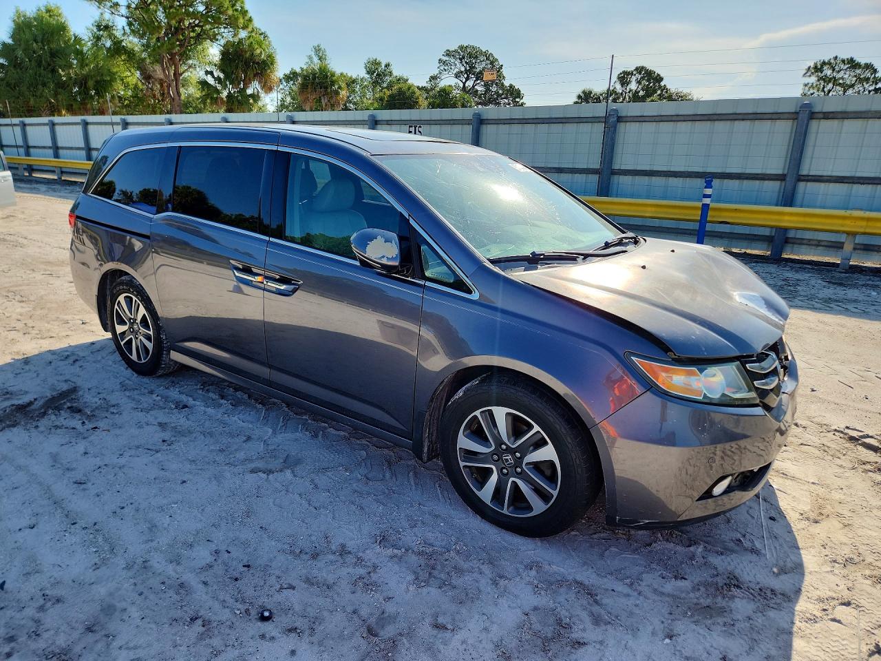 2015 Honda Odyssey Touring Gray vin: 5FNRL5H97FB070152