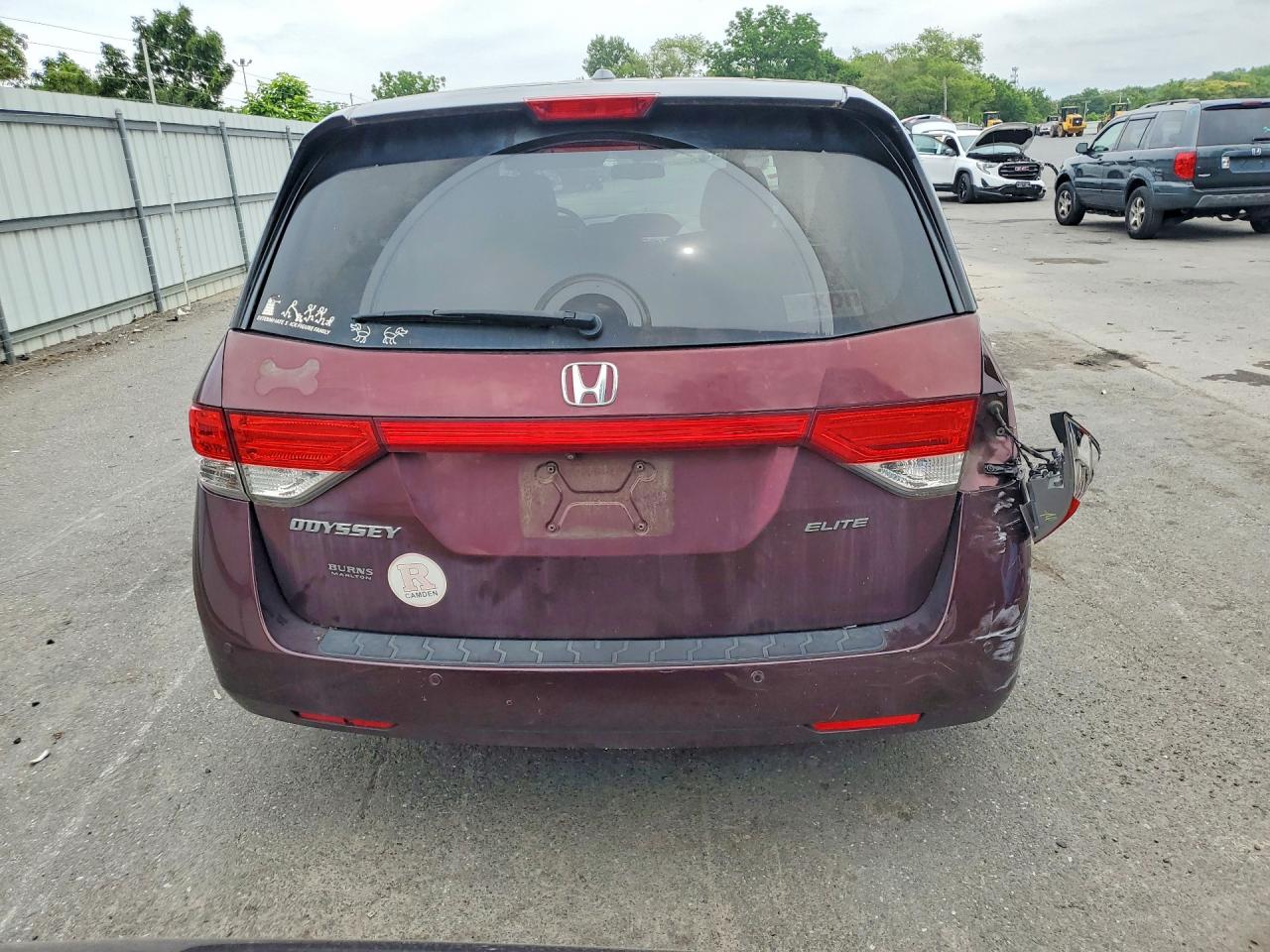 2015 Honda Odyssey Touring Burgundy vin: 5FNRL5H97FB108740