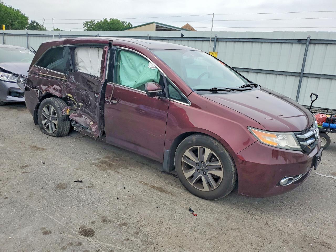 2015 Honda Odyssey Touring Burgundy vin: 5FNRL5H97FB108740