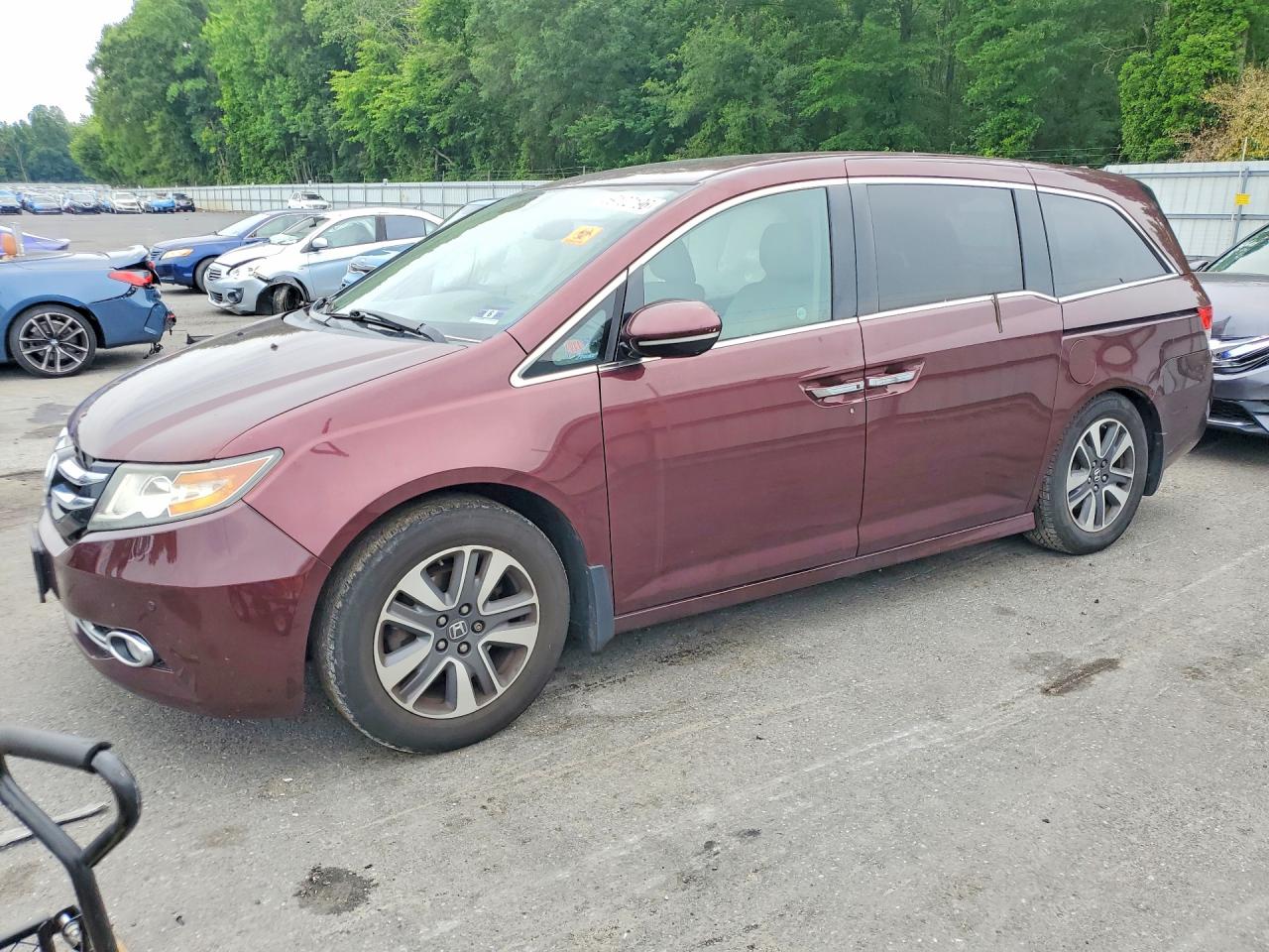 2015 Honda Odyssey Touring Burgundy vin: 5FNRL5H97FB108740