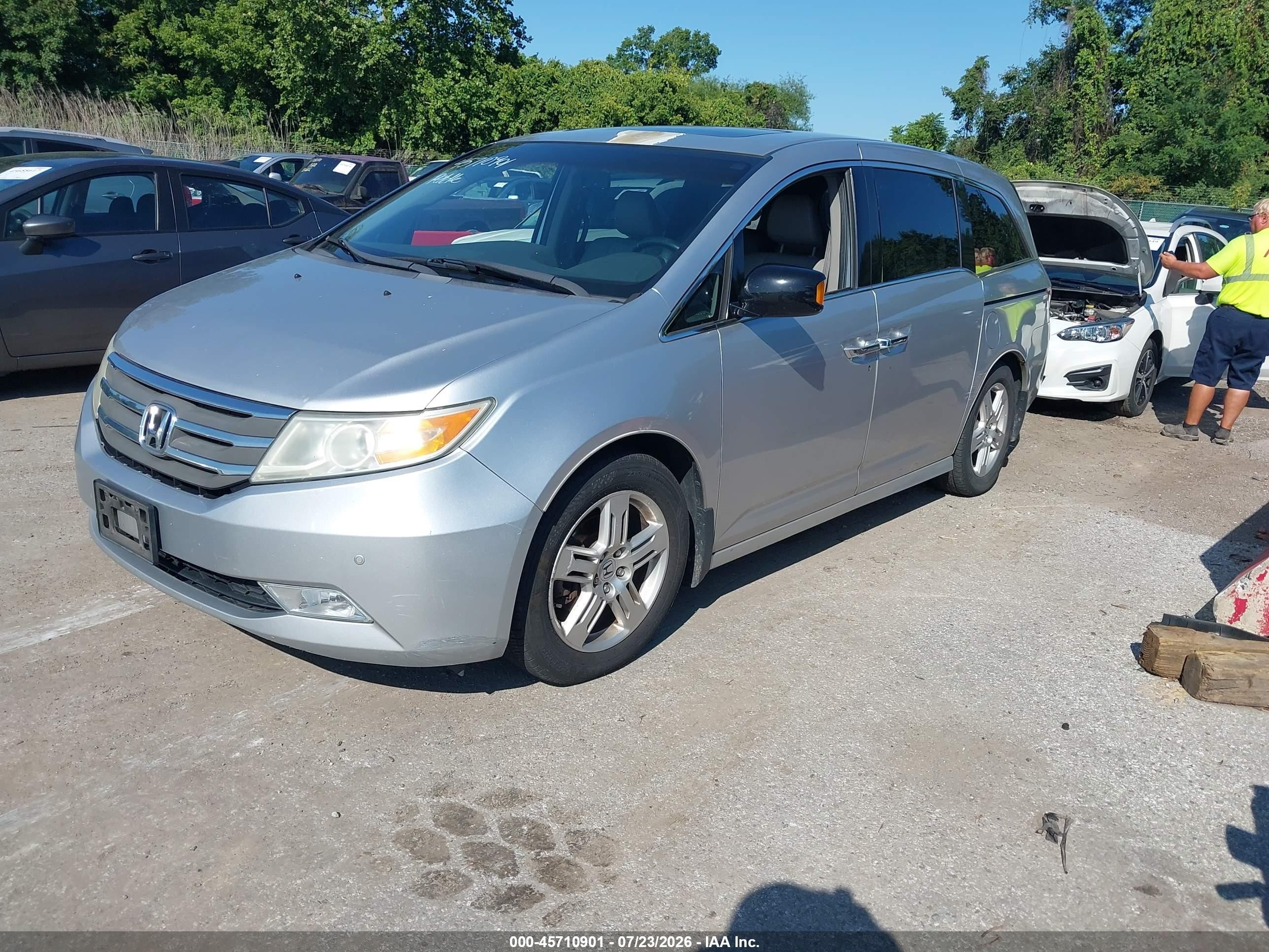 2011 Honda Odyssey Touring/touring Elite Silver vin: 5FNRL5H98BB089836