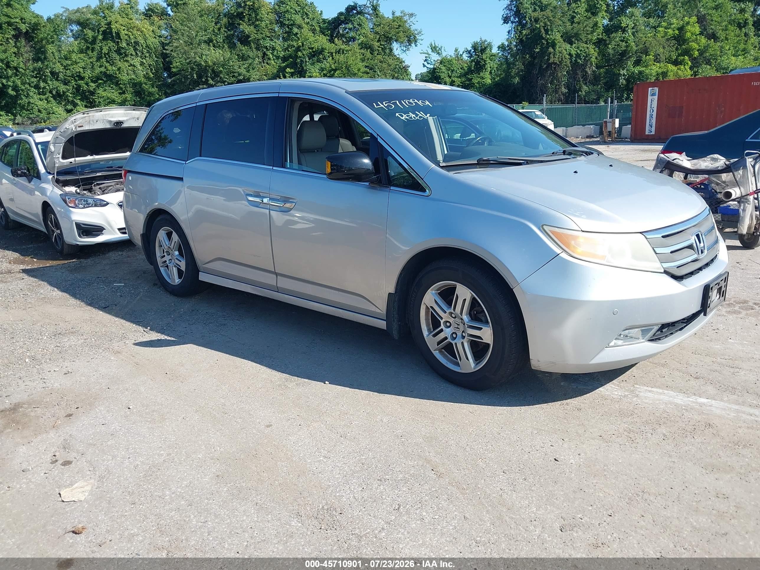 2011 Honda Odyssey Touring/touring Elite Silver vin: 5FNRL5H98BB089836