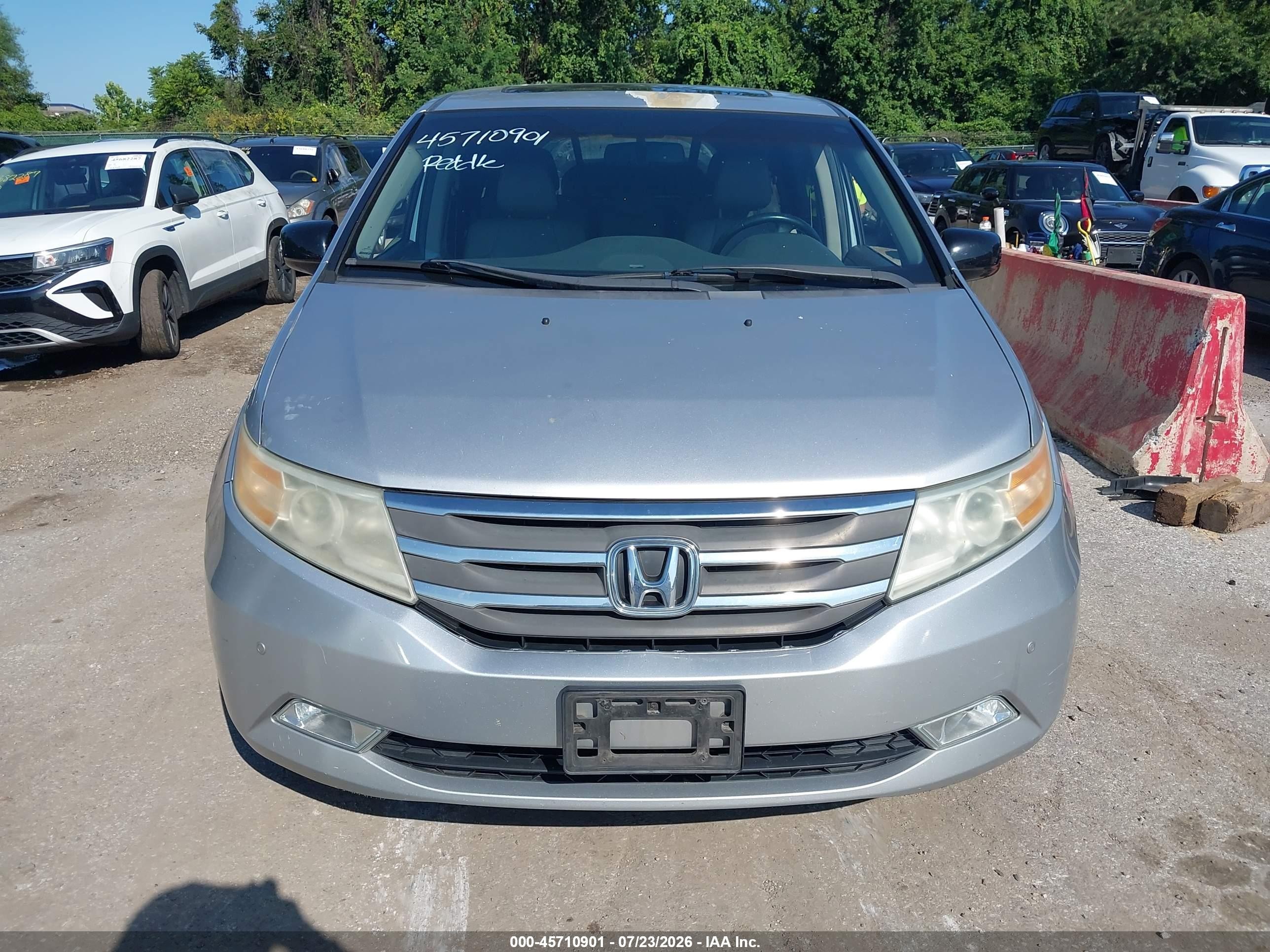 2011 Honda Odyssey Touring/touring Elite Silver vin: 5FNRL5H98BB089836