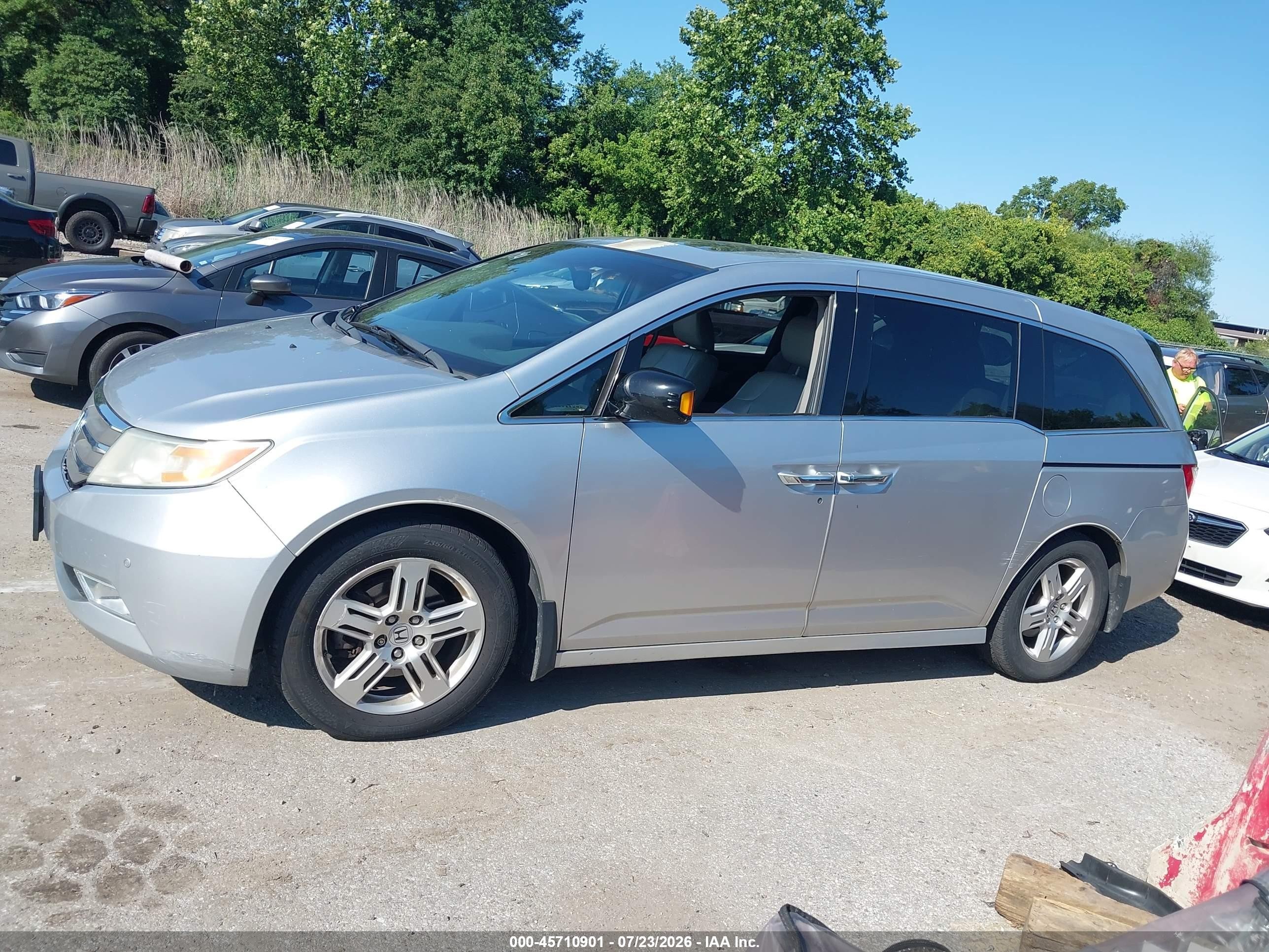 2011 Honda Odyssey Touring/touring Elite Silver vin: 5FNRL5H98BB089836