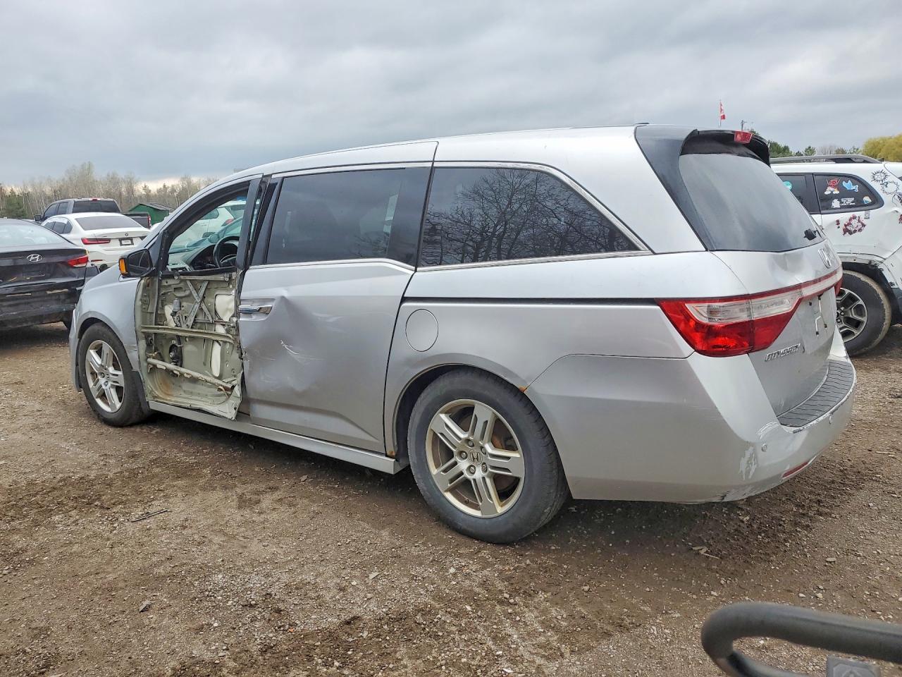 2011 Honda Odyssey Touring Silver vin: 5FNRL5H98BB510017
